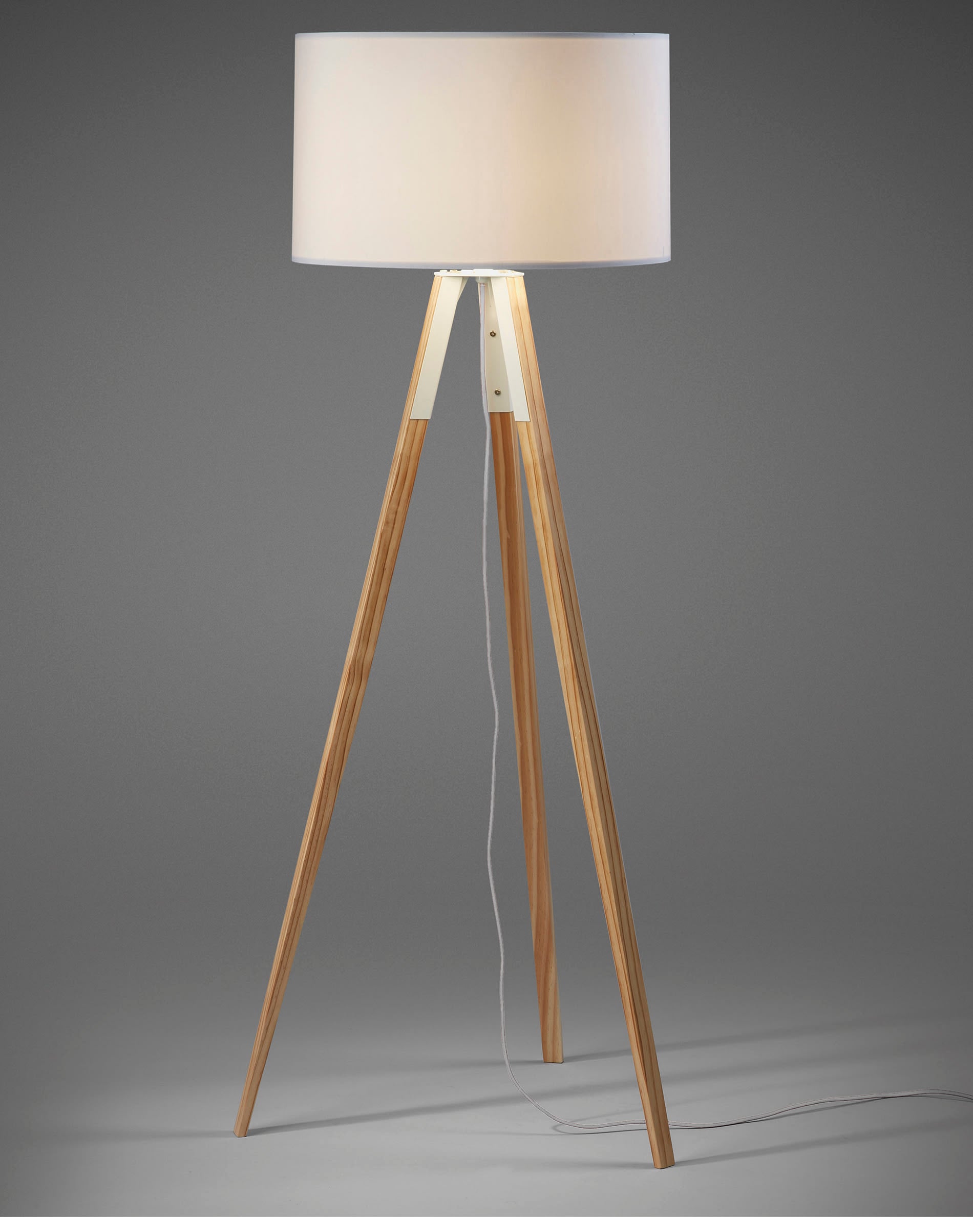 Die Iguazu Stehlampe von Kave Home kombiniert modernes Holzdesign mit einem stilvollen weißen Schirm, ideal für gemütliche Beleuchtung in jedem Raum.