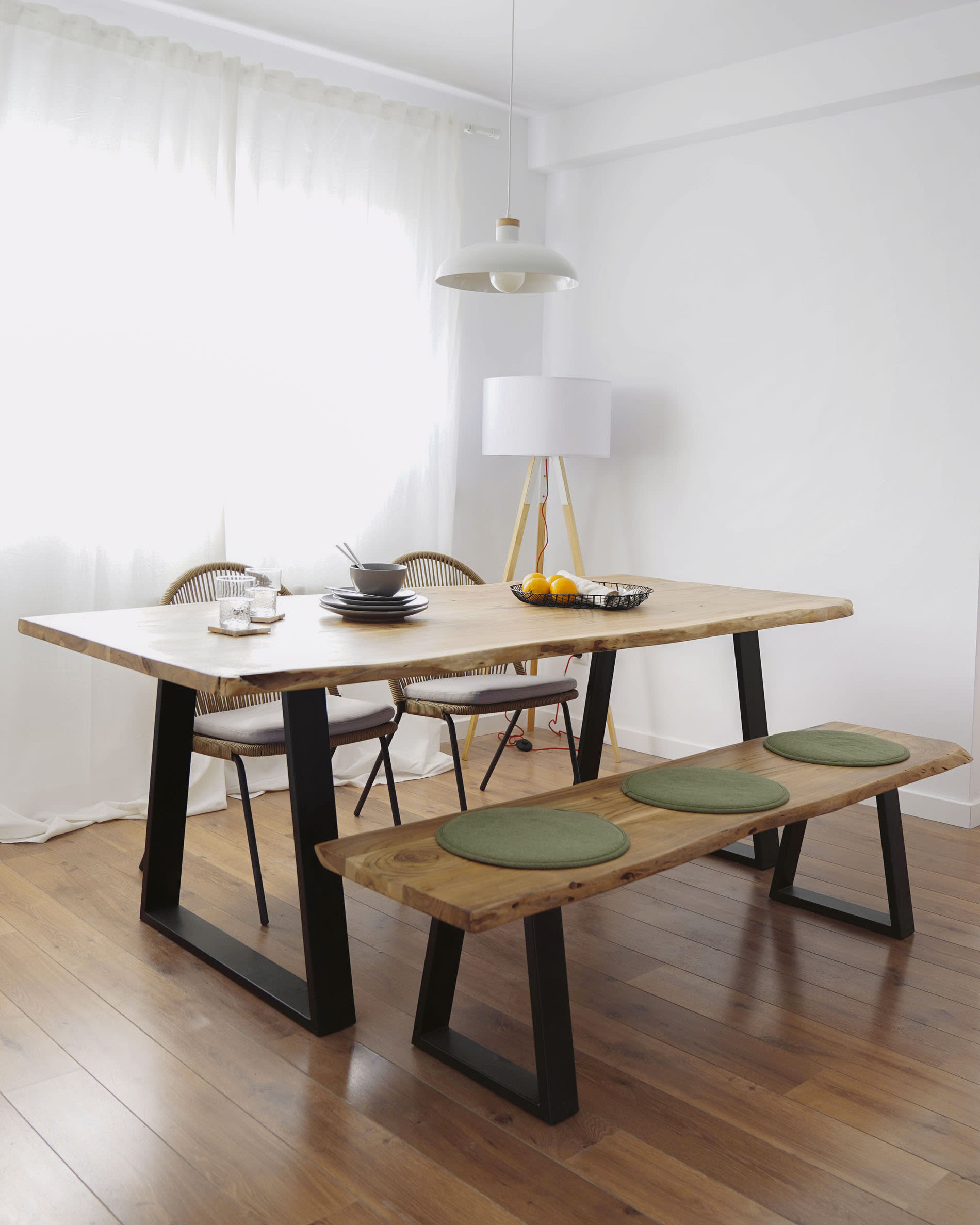 Die Iguazu Stehlampe von Kave Home vereint skandinavisches Design mit natürlichem Holz und einem eleganten weißen Schirm für harmonisches Licht.