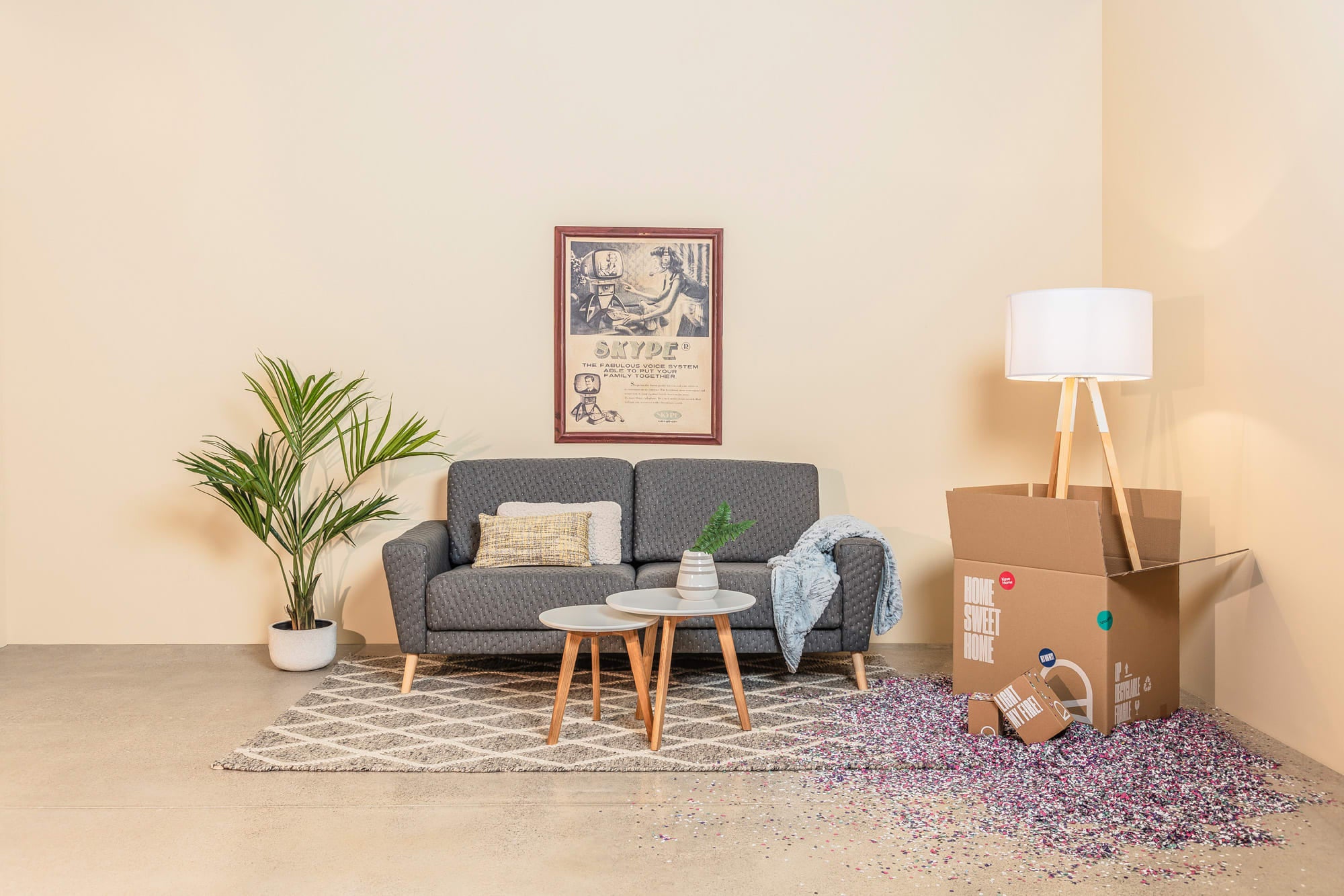 Elegante Stehlampe aus Holz mit weissem Schirm, ideal für gemütliche Beleuchtung und stilvolle Akzente in jedem Raum.