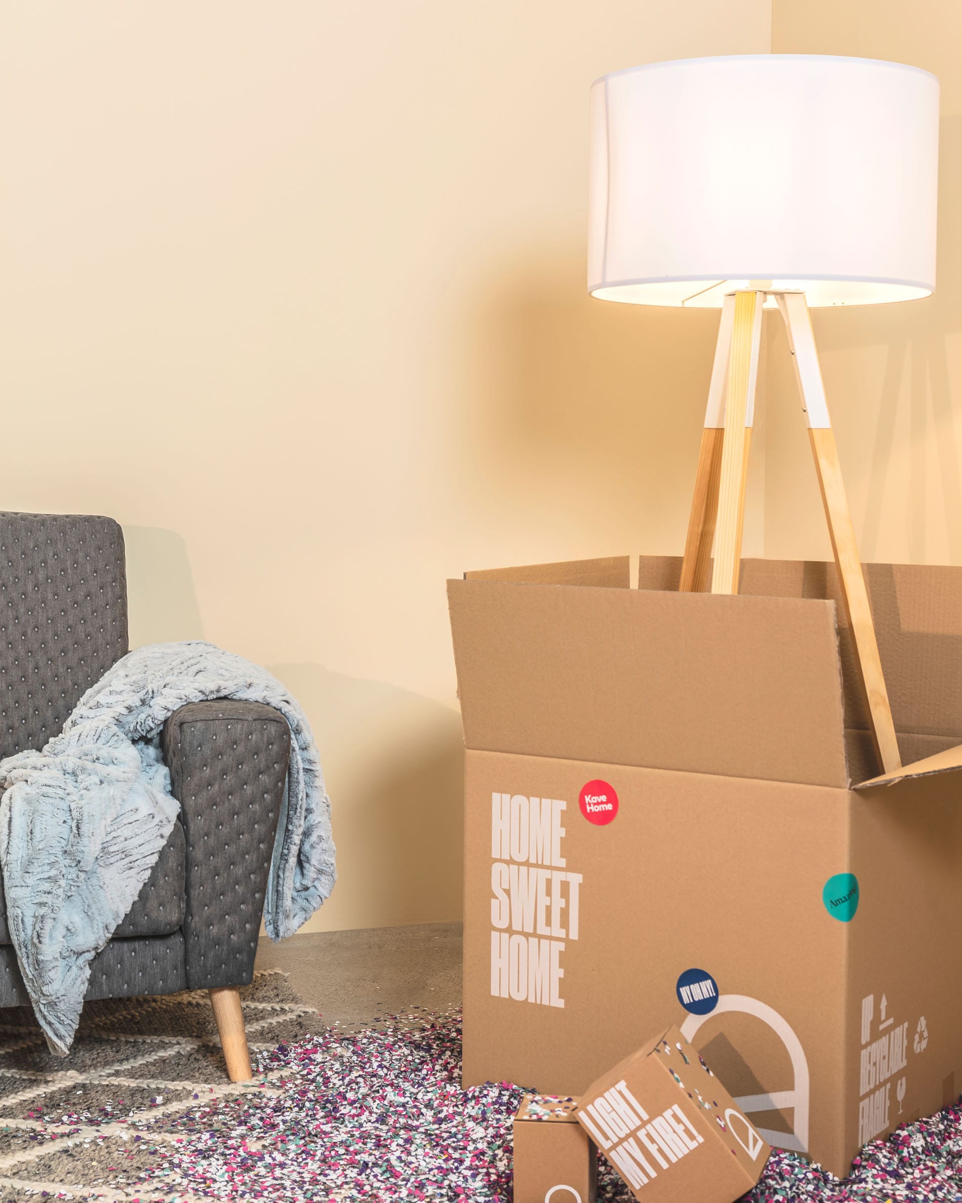 Die Iguazu Stehlampe von Kave Home kombiniert elegantes Holz mit einem weissen Lampenschirm für modernes Wohndesign.