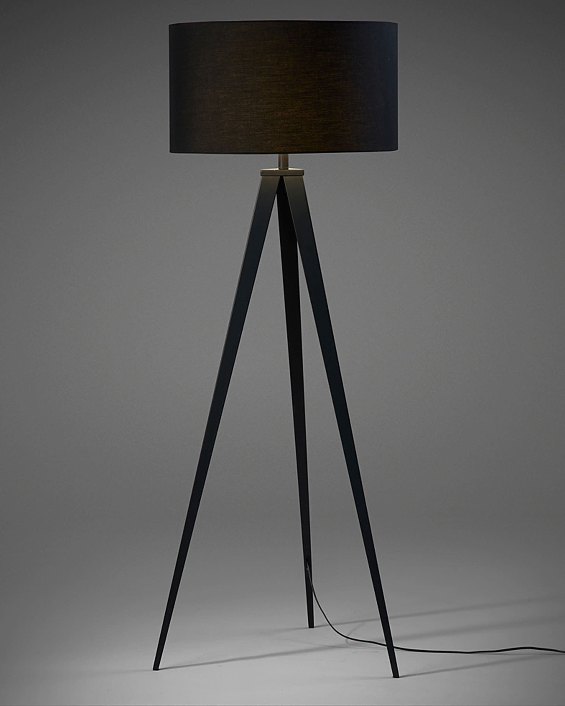 Die elegante Iguazu Stehlampe von Kave Home bietet stilvolle Beleuchtung und passt ideal in jedes Zuhause. Minimalistisch und funktional.