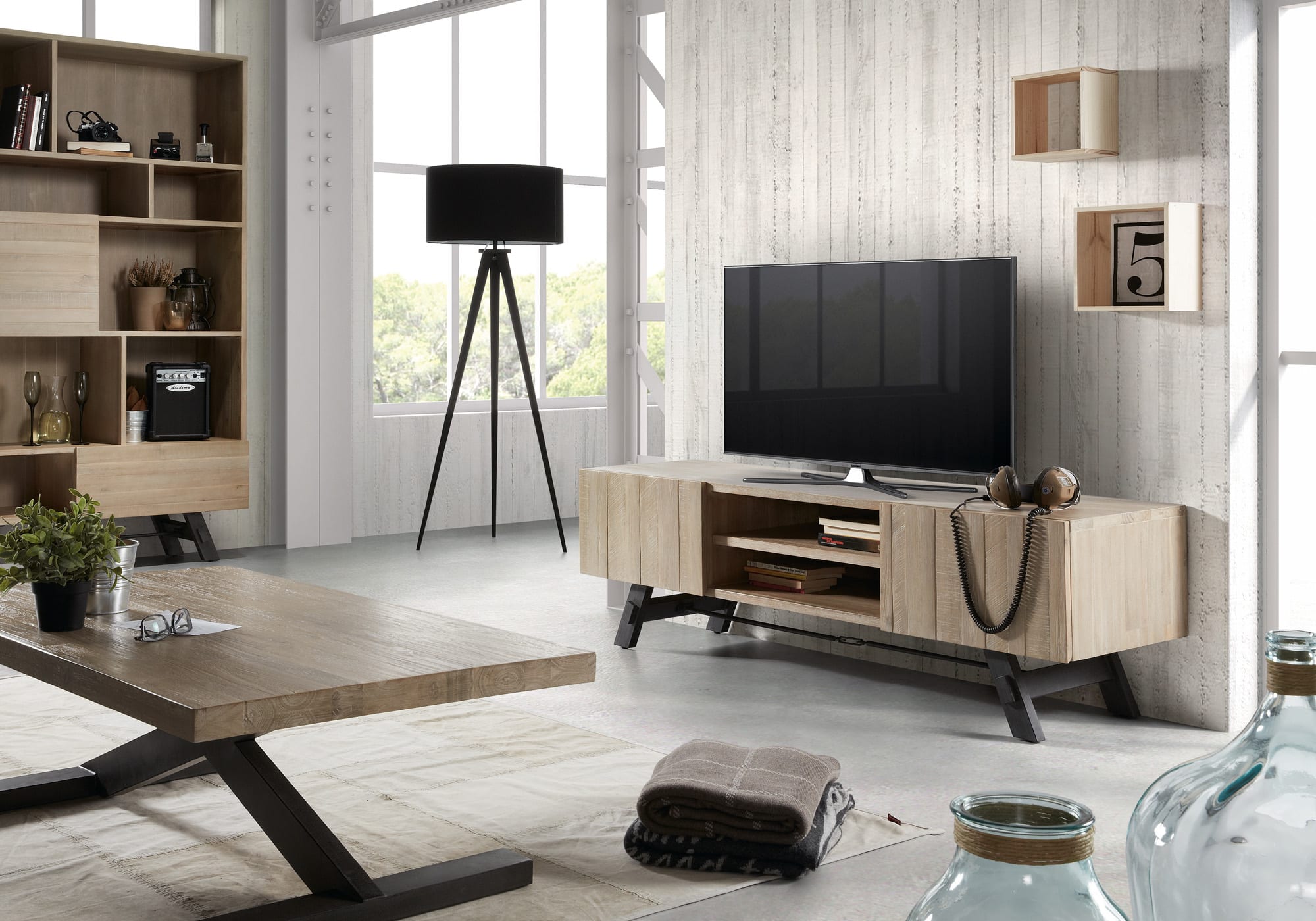 Die Iguazu Stehlampe in Schwarz von Kave Home kombiniert stilvolles Design mit praktischer Beleuchtung für moderne Wohnräume.