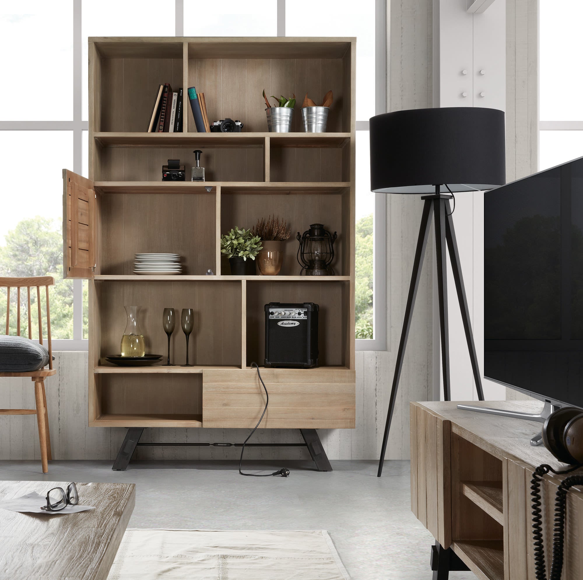 Die Iguazu Stehlampe von Kave Home in Schwarz bietet modernes Design und funktionale Beleuchtung für stilvolle Wohnräume.