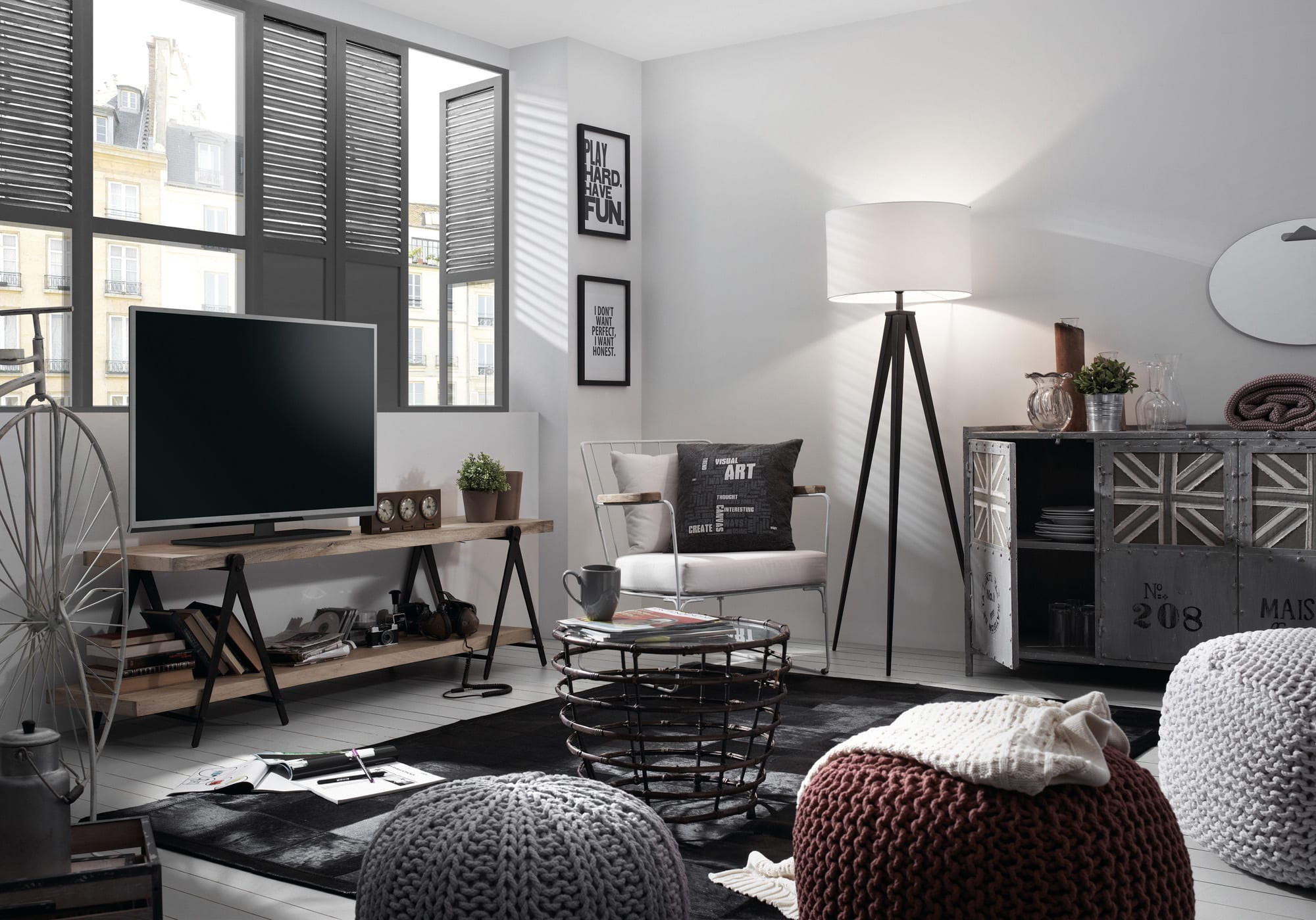 Die schwarze Iguazu Stehlampe von Kave Home kombiniert modernes Design mit praktischer Beleuchtung für elegante Wohnräume.