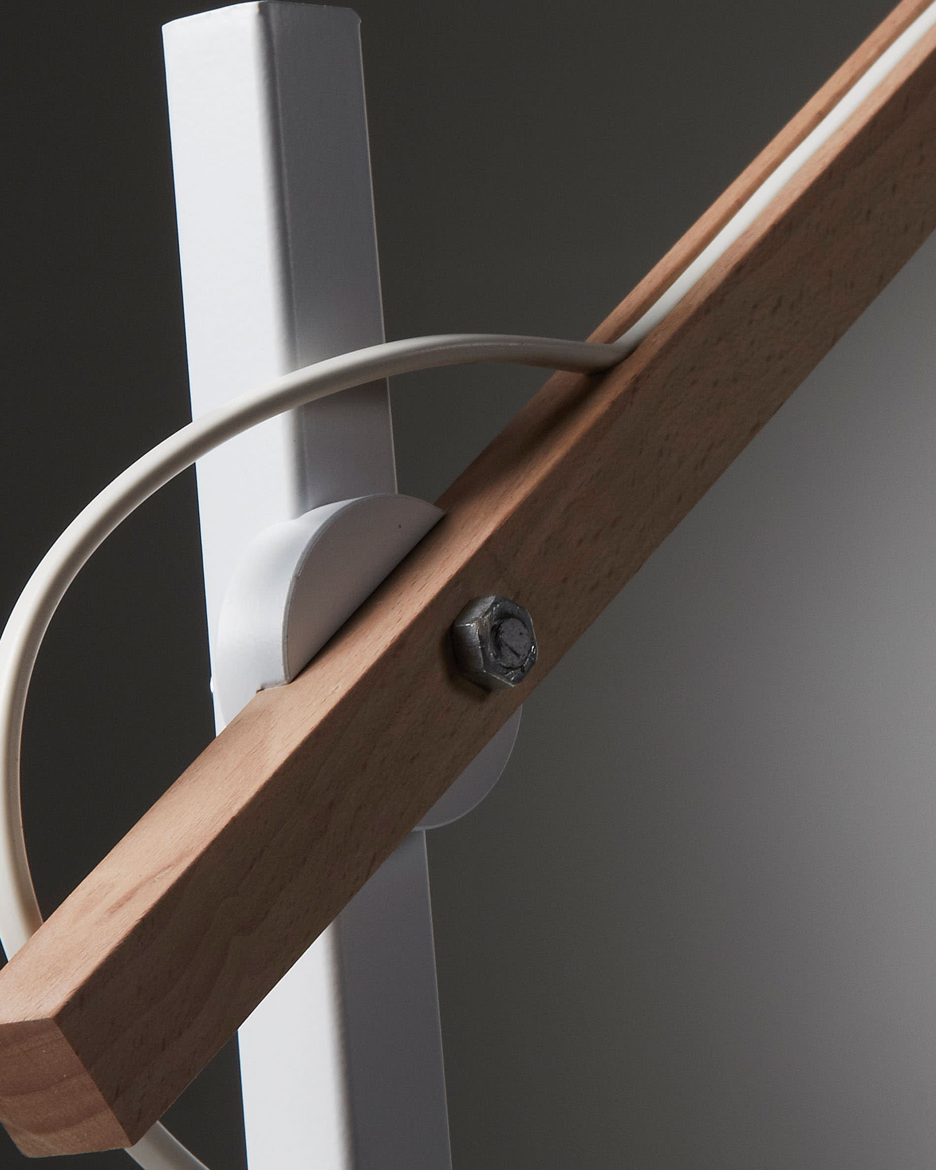 Die Kosta Tischlampe von Kave Home vereint stilvolle Materialien und sanftes Licht, ideal für eine einladende Atmosphäre in jedem Raum.