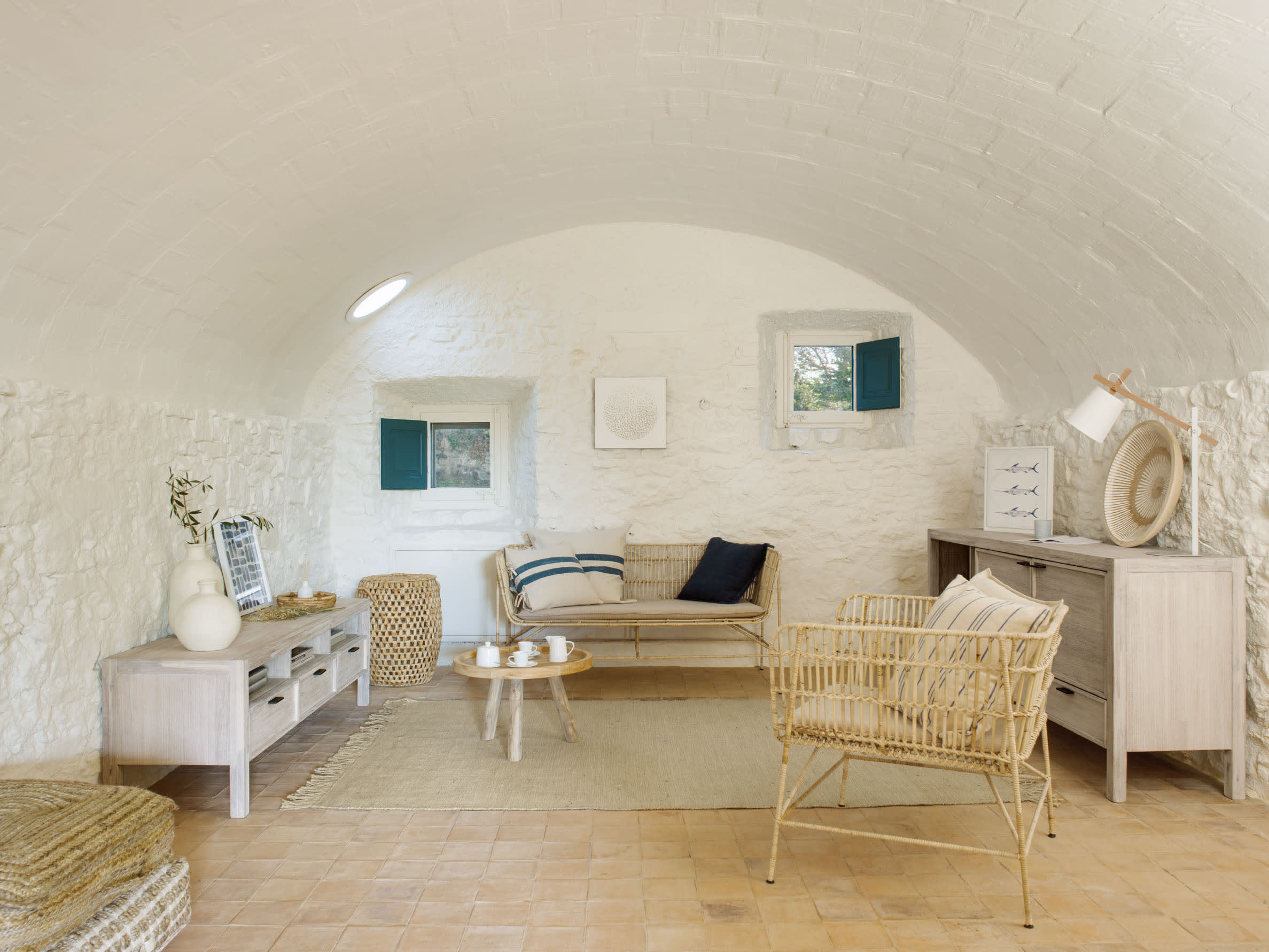 Die Kosta Tischlampe von Kave Home kombiniert modernes Design mit Funktionalität und schafft eine stilvolle Beleuchtung.