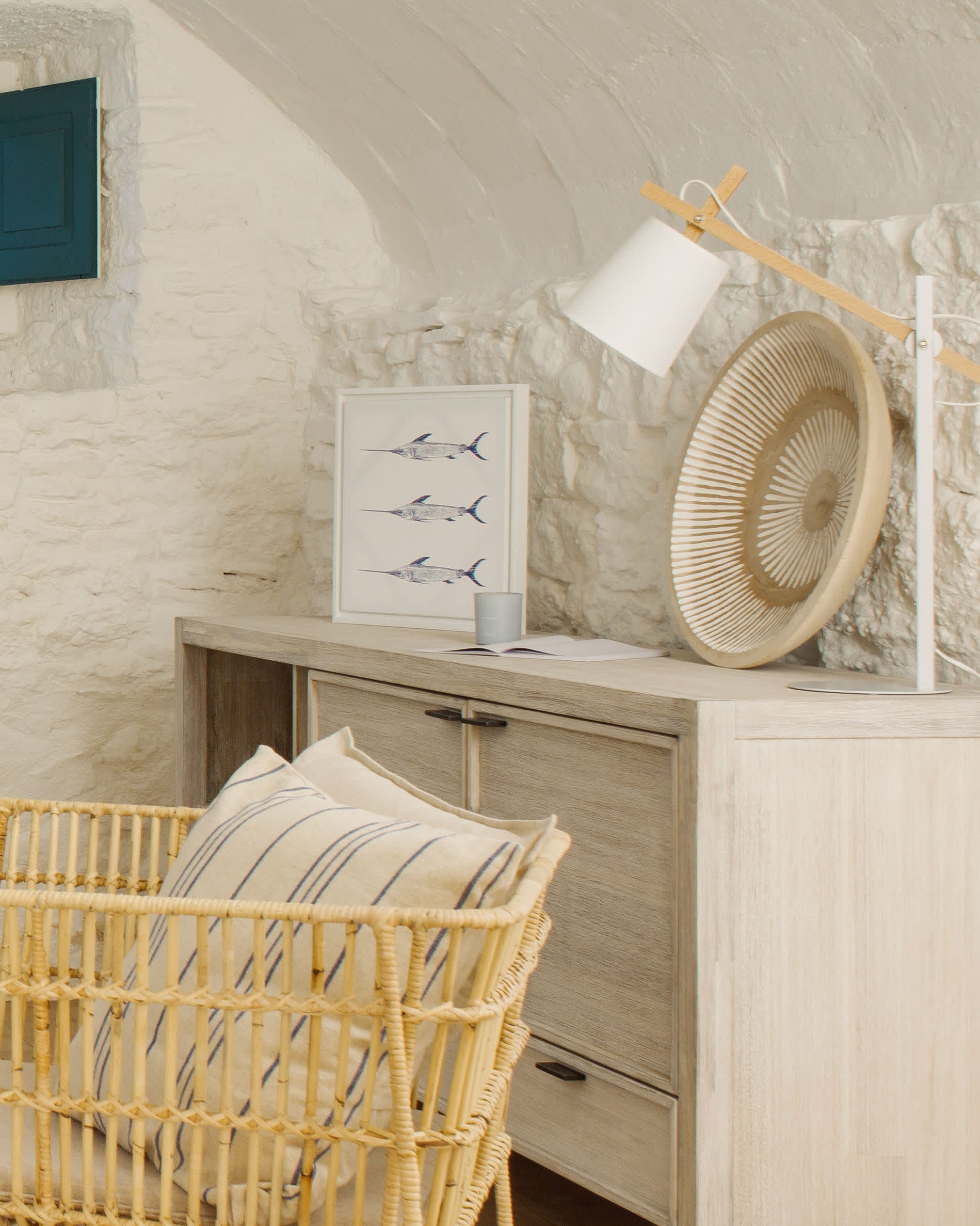 Die Kosta Tischlampe von Kave Home kombiniert stilvolles Design mit funktionaler Beleuchtung für zeitgemässe Wohnräume.