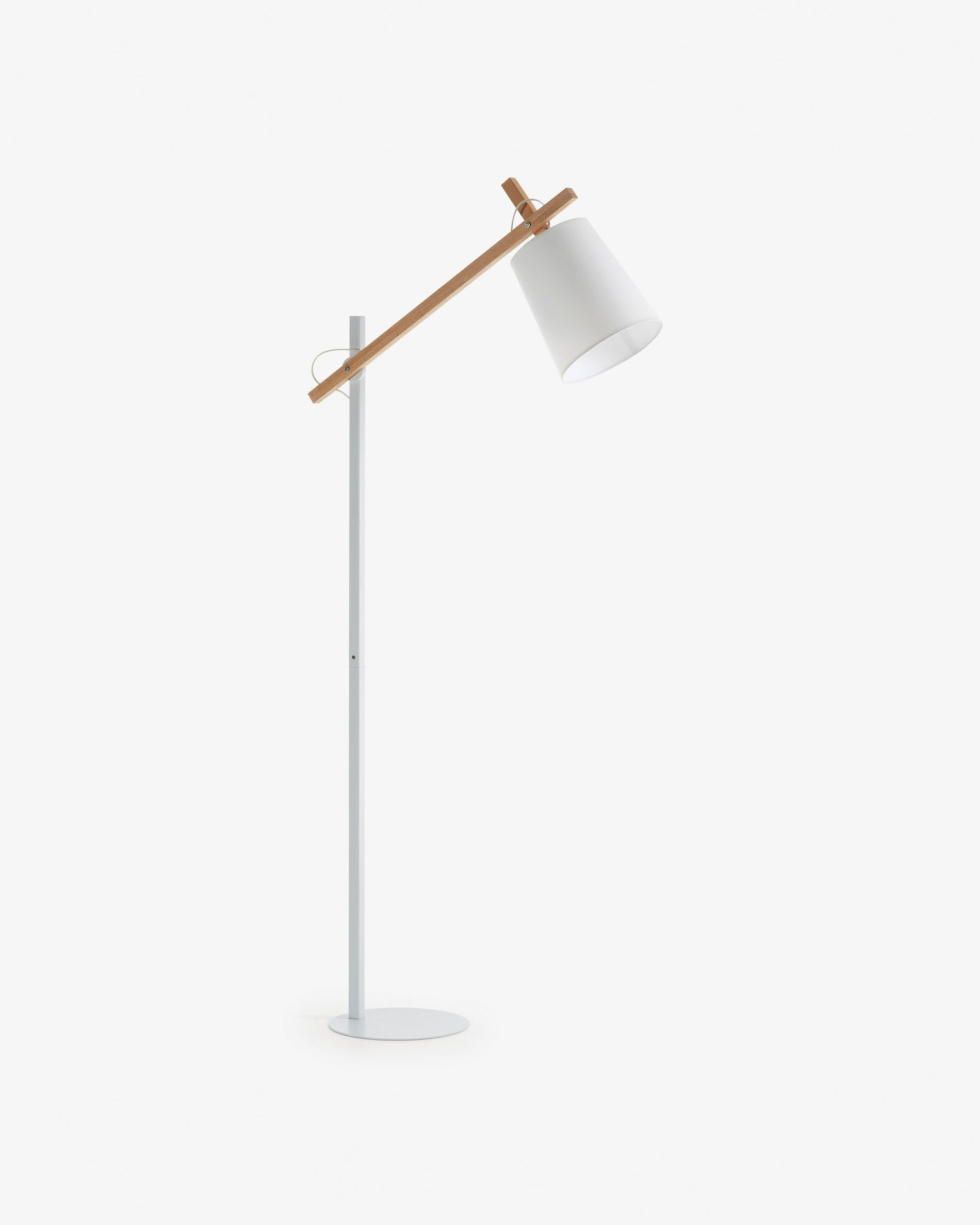 Elegante weisse Kosta Stehlampe mit Baumwollschirm, Holz-Metall-Sockel, ideal für Wohn- und Schlafzimmer.