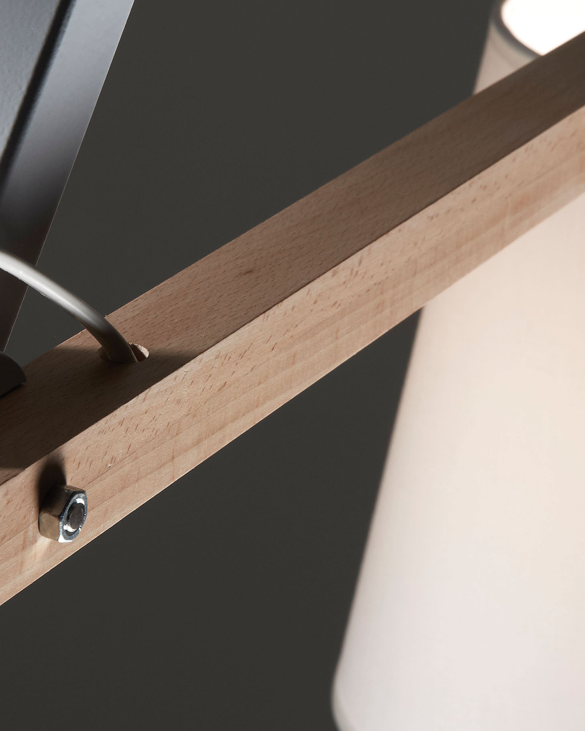 Die Kosta Stehlampe von Kave Home vereint elegantes Design mit natürlichen Materialien und sorgt für eine angenehme Lichtatmosphäre in jedem Raum.