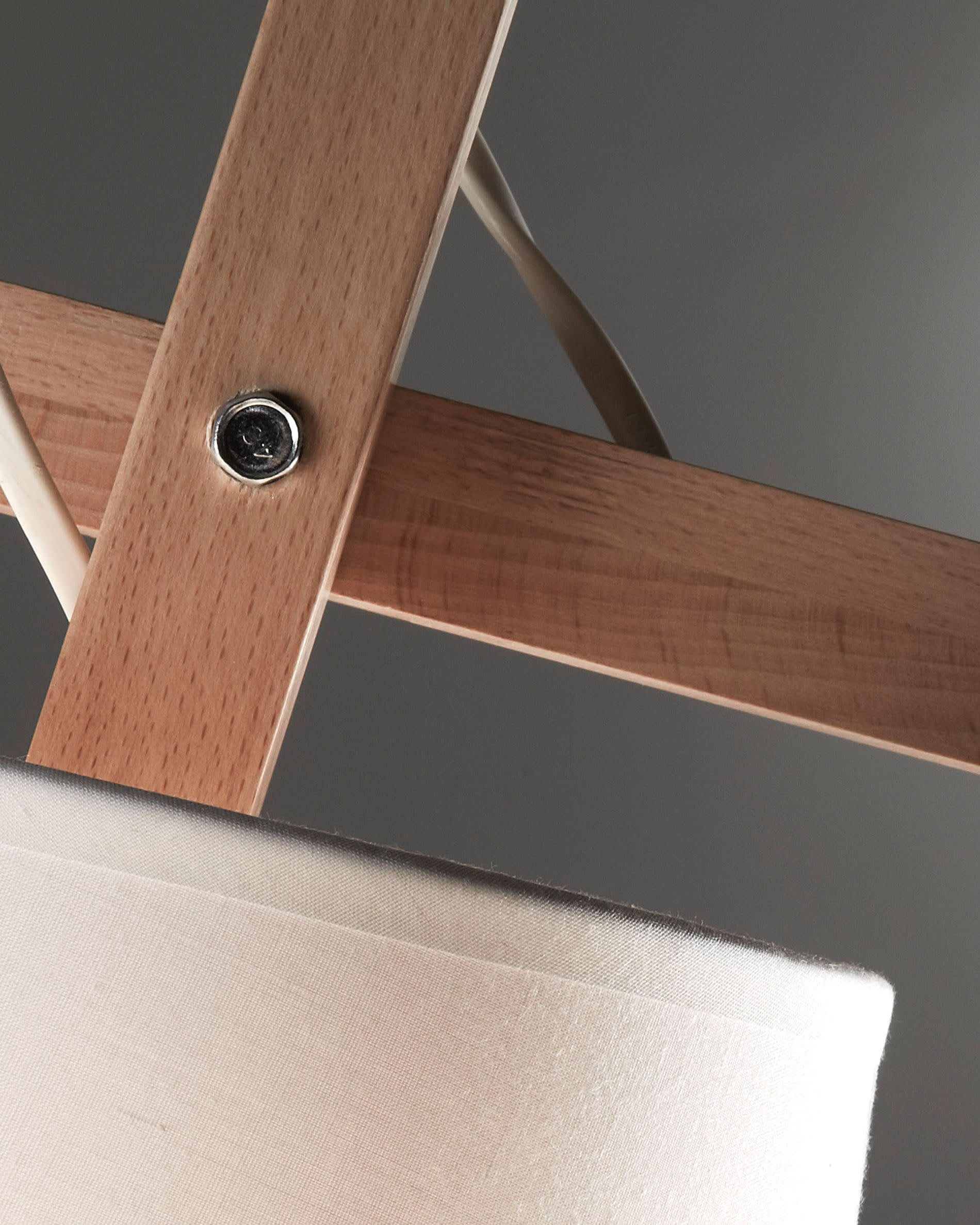 Die Kosta Stehlampe von Kave Home kombiniert modernes Design mit Holz und Metall, ideal für stimmungsvolle Beleuchtung in jedem Raum.