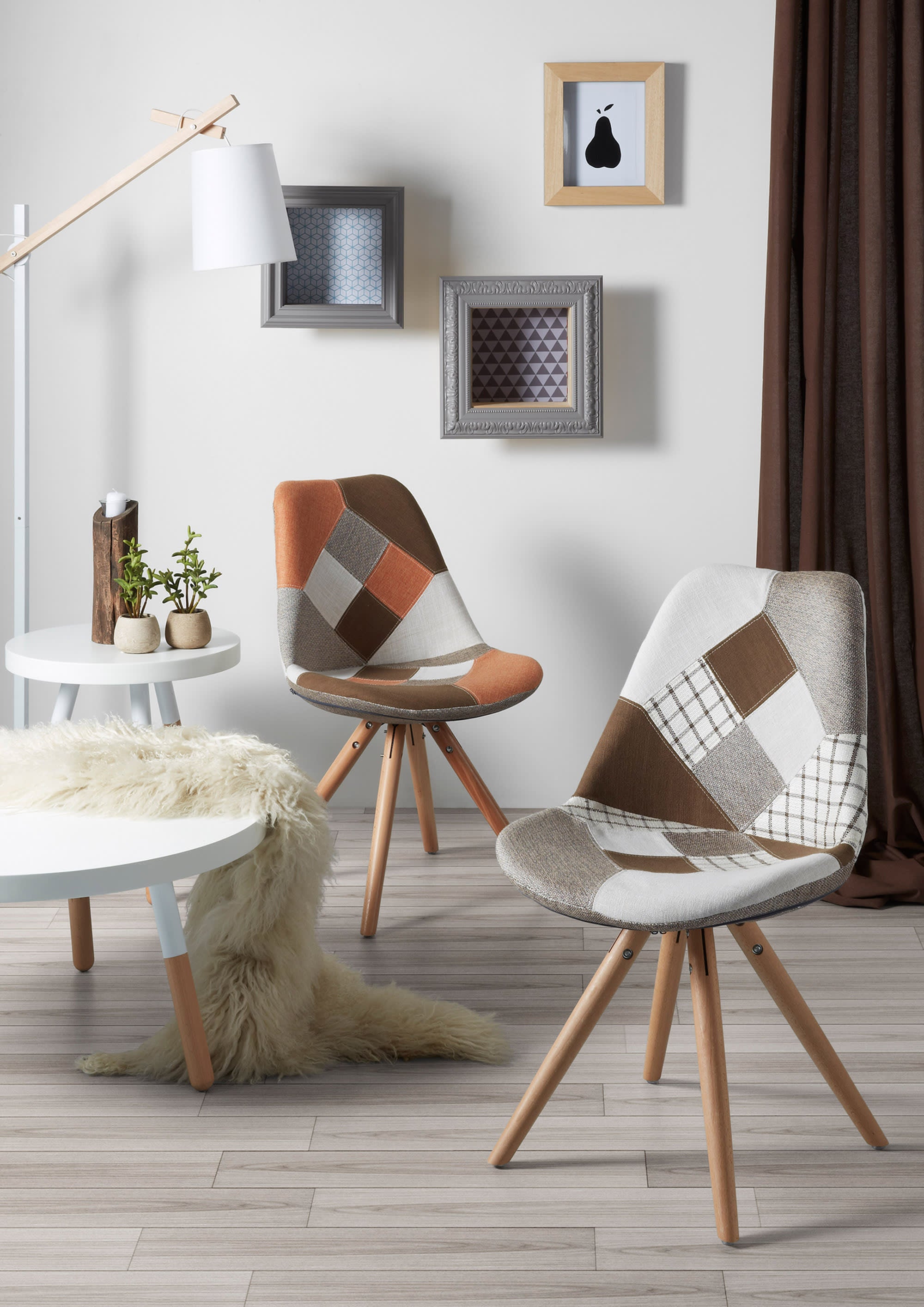 Die weisse Kosta Stehlampe von Kave Home bietet modernes Design und Funktionalität für eine elegante Raumbeleuchtung.