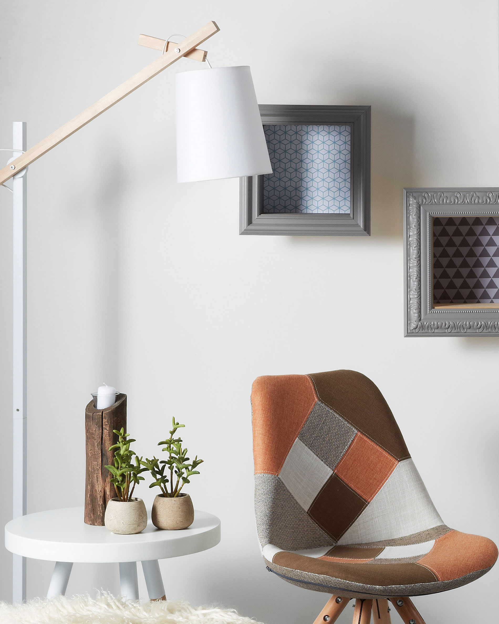 Die weisse Kosta Stehlampe von Kave Home kombiniert modernes Design mit praktischer Beleuchtung für ein elegantes Ambiente.