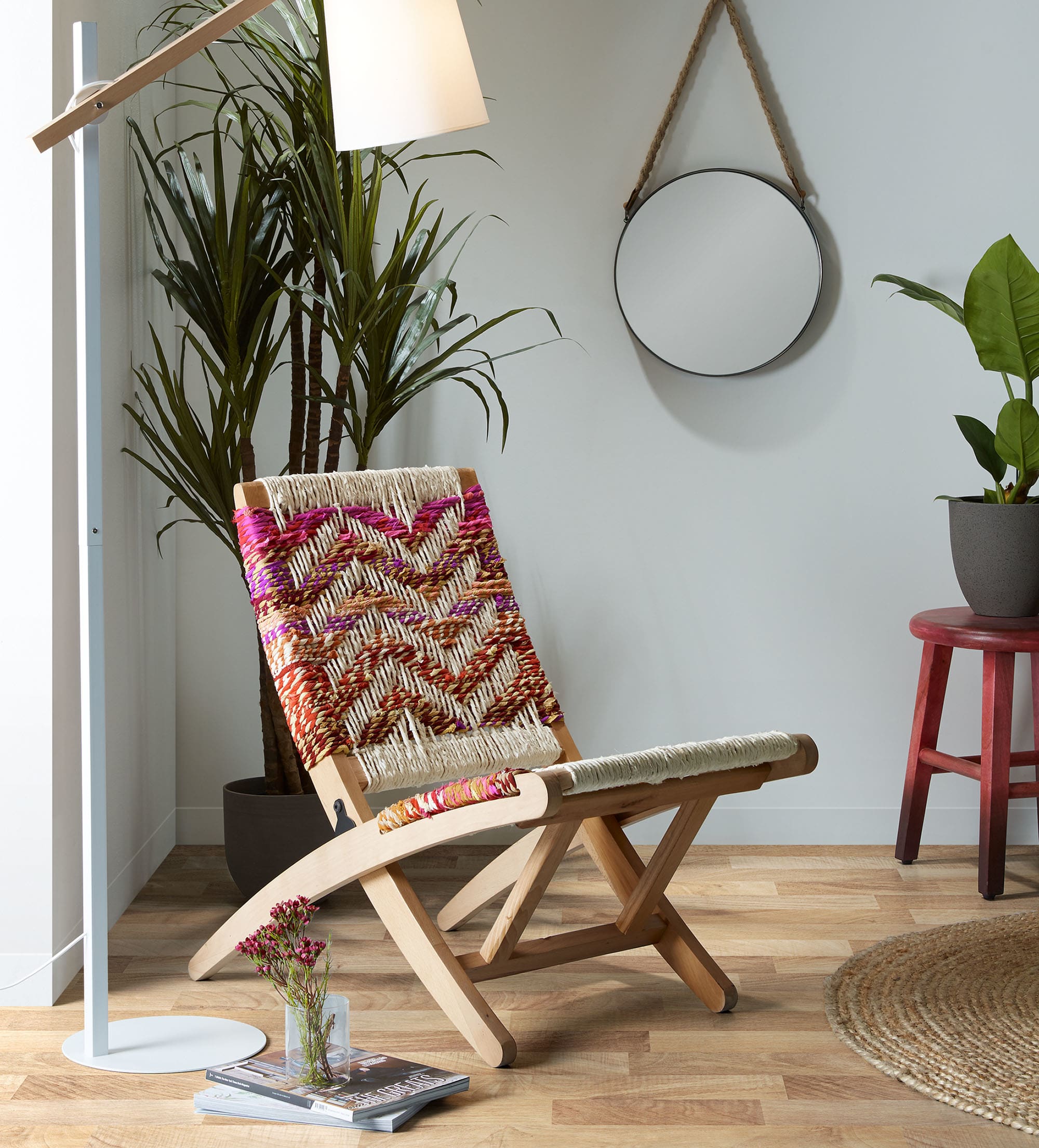 Die Kosta Stehlampe in Weiss von Kave Home bietet stilvolle Beleuchtung mit modernem Design und hochwertiger Verarbeitung.