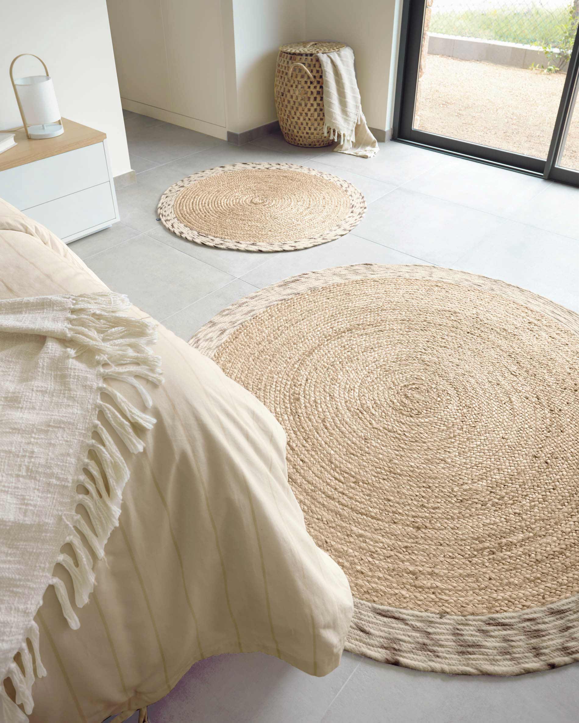 Die Zayma Tischlampe von Kave Home in Weiss bietet elegantes Design und praktische Beleuchtung für moderne Wohnräume.