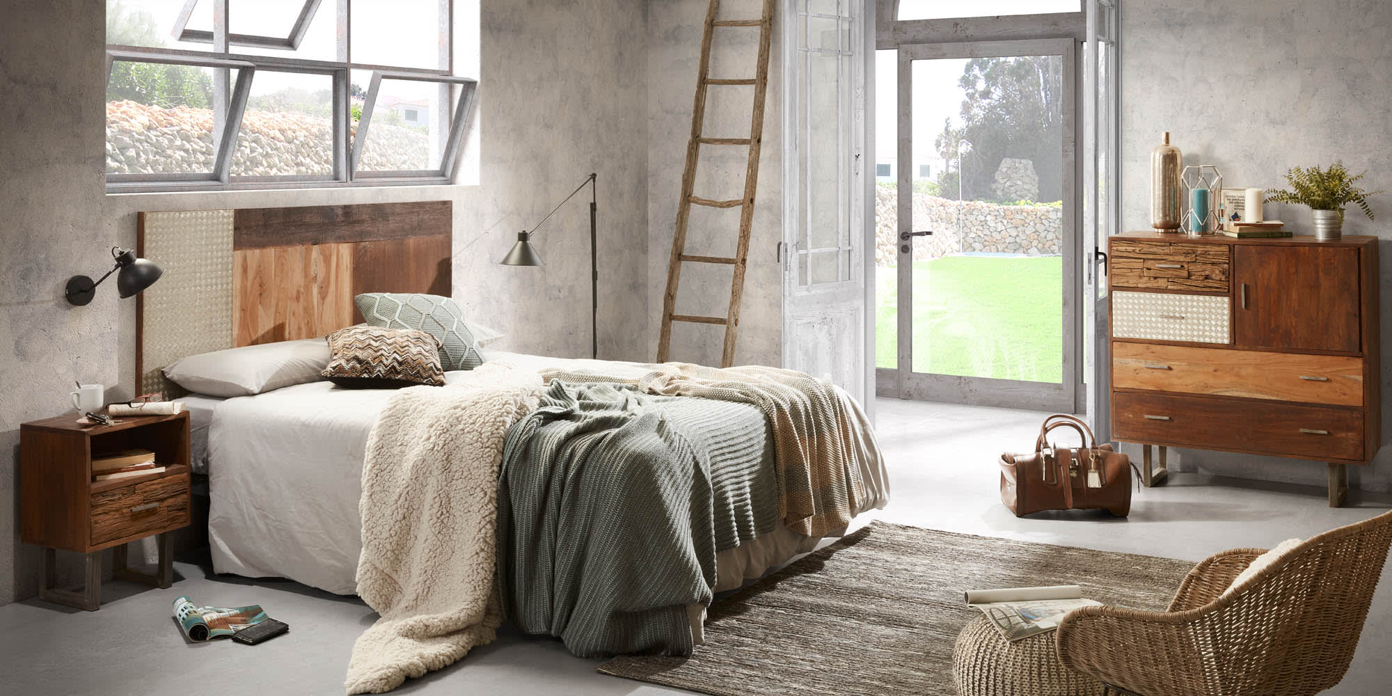 Die schwarze Offelis Wandleuchte von Kave Home kombiniert modernes Design mit Funktionalität für eine elegante Beleuchtung.