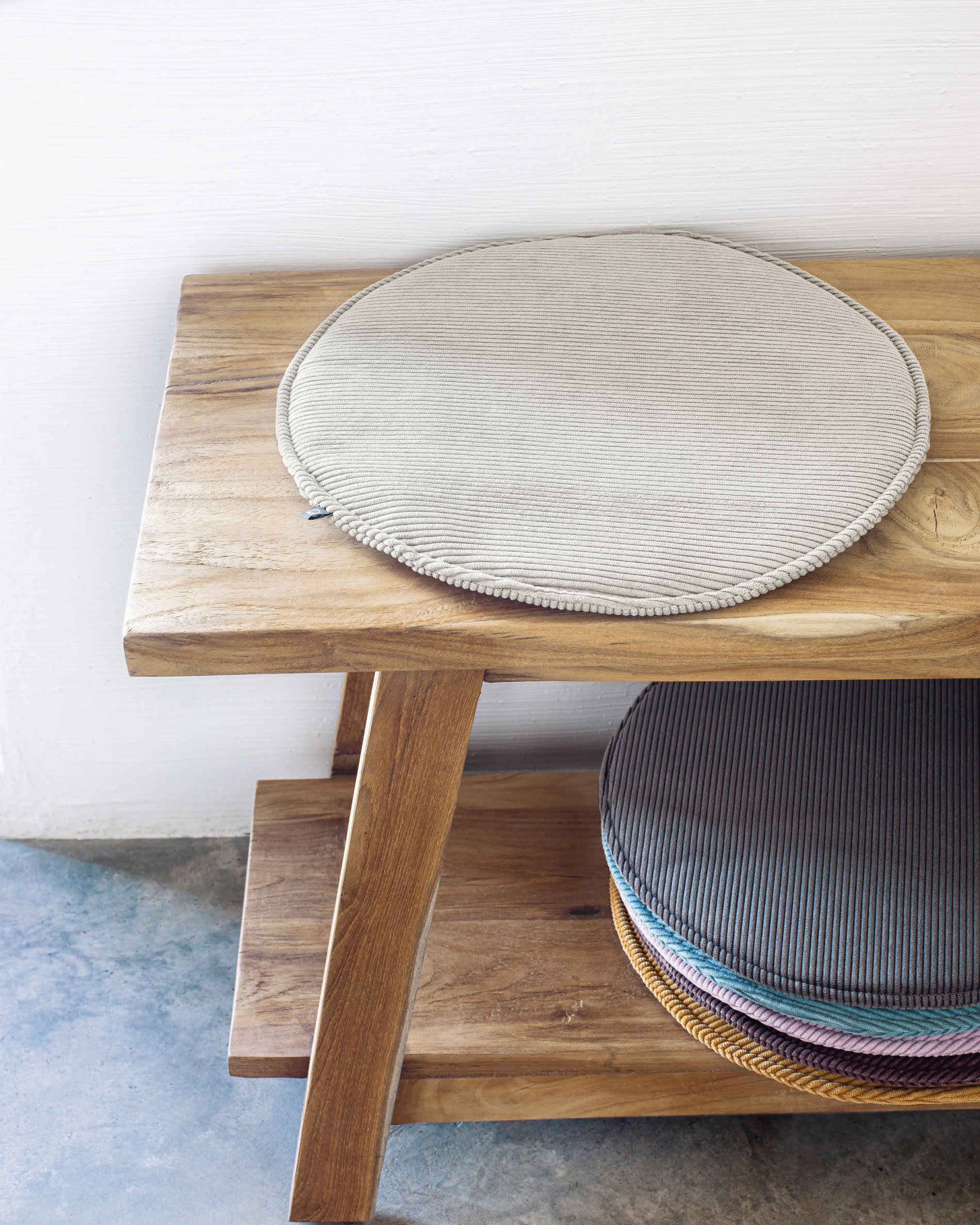 Das Sora Sitzkissen in Taupe, rund, Ø 35 cm, aus Cord von Kave Home, bietet Komfort und Stil für Ihr Zuhause.