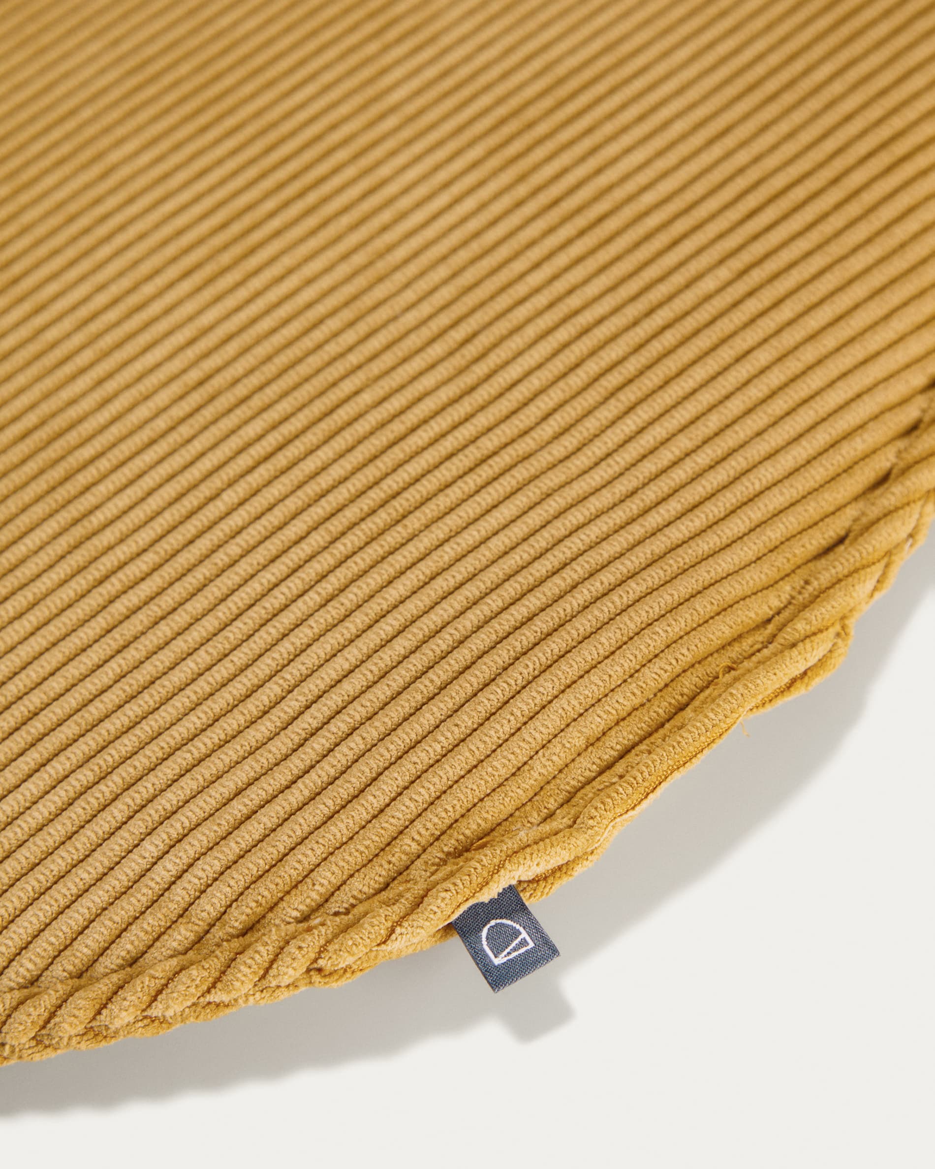 Rundes Sora Sitzkissen von Kave Home in warmem Senfgelb, Ø 35 cm. Hochwertiger Cordbezug vereint Komfort und Retro-Charme für Ihr Zuhause.