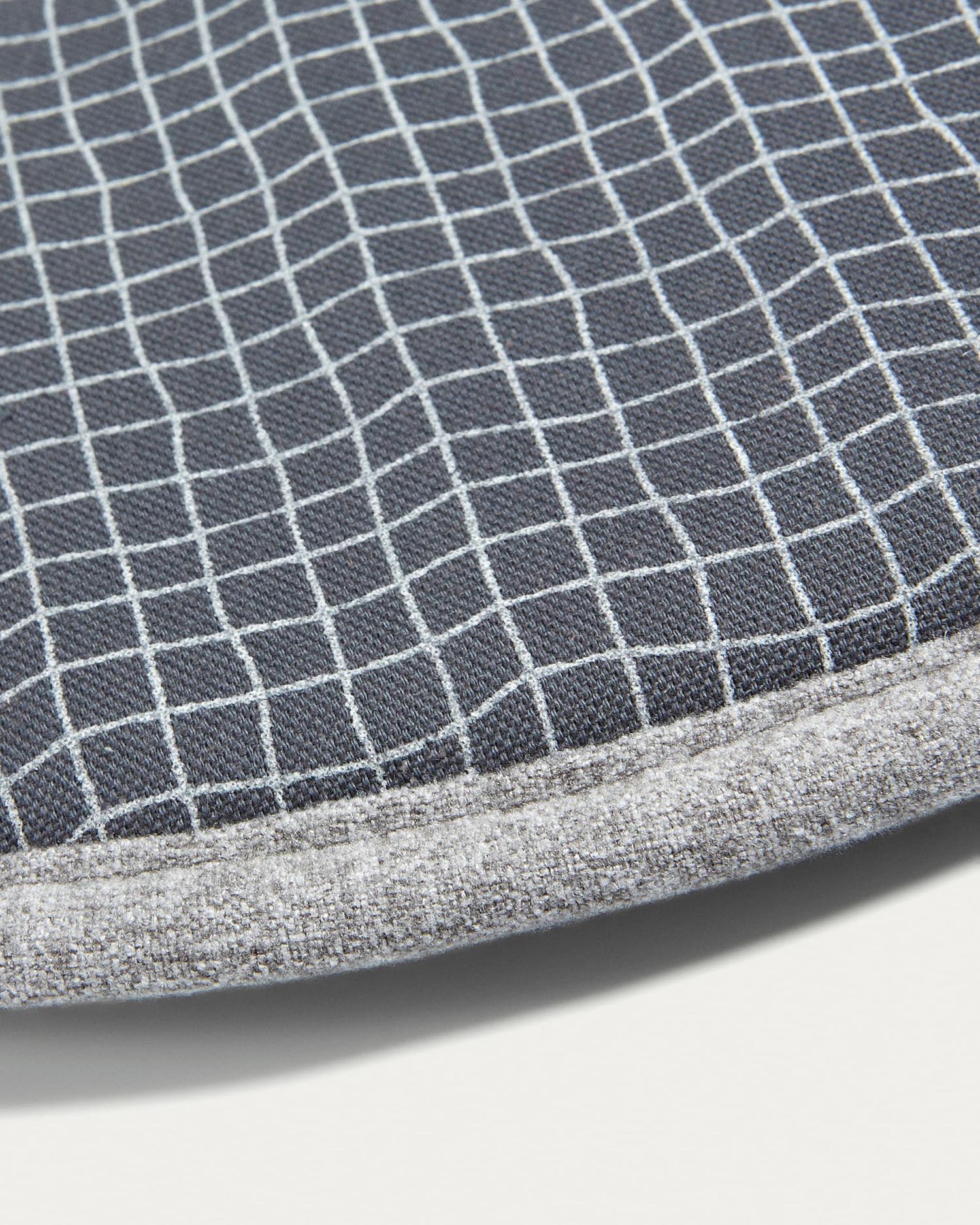 Entdecken Sie das stilvolle Silke Kissen in Grün von Kave Home – ein elegantes Accessoire für jeden Raum, das Komfort und Funktionalität vereint.