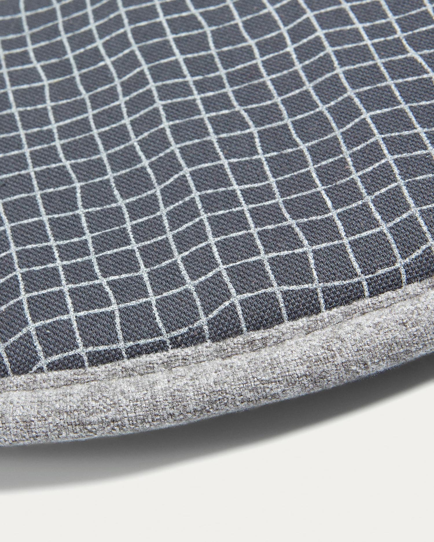 Entdecken Sie das elegante Silke Kissen in Beige von Kave Home – ein stilvolles, pflegeleichtes Accessoire für Ihr Zuhause!