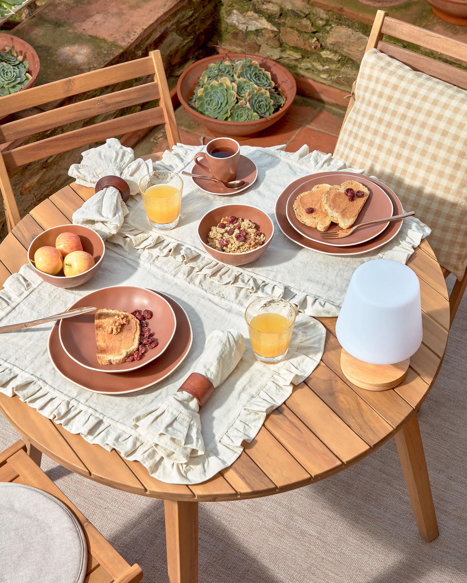 Verleihen Sie Ihrem Zuhause mit dem stilvollen Silke Kissen in Beige von Kave Home eine elegante Note. Pflegeleicht und formstabil!