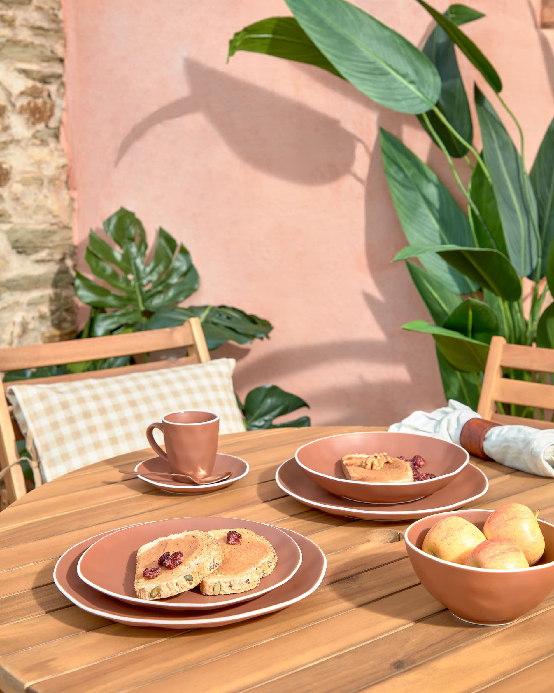 Entdecken Sie das elegante Silke Kissen in Beige von Kave Home – ein stilvolles, pflegeleichtes Accessoire für Ihr Zuhause!