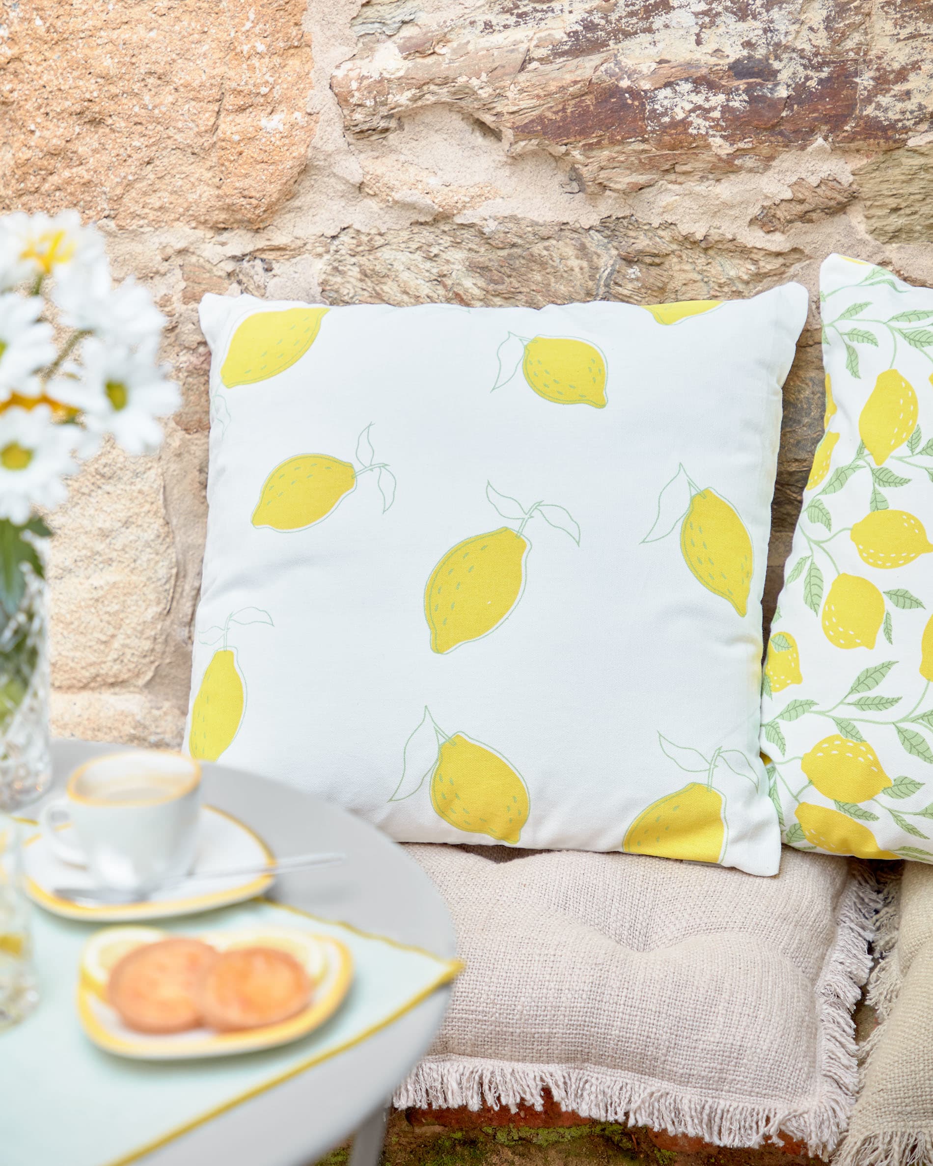 Entdecken Sie das elegante Silke Kissen in Beige von Kave Home – ein stilvolles, pflegeleichtes Accessoire für Ihr Zuhause!