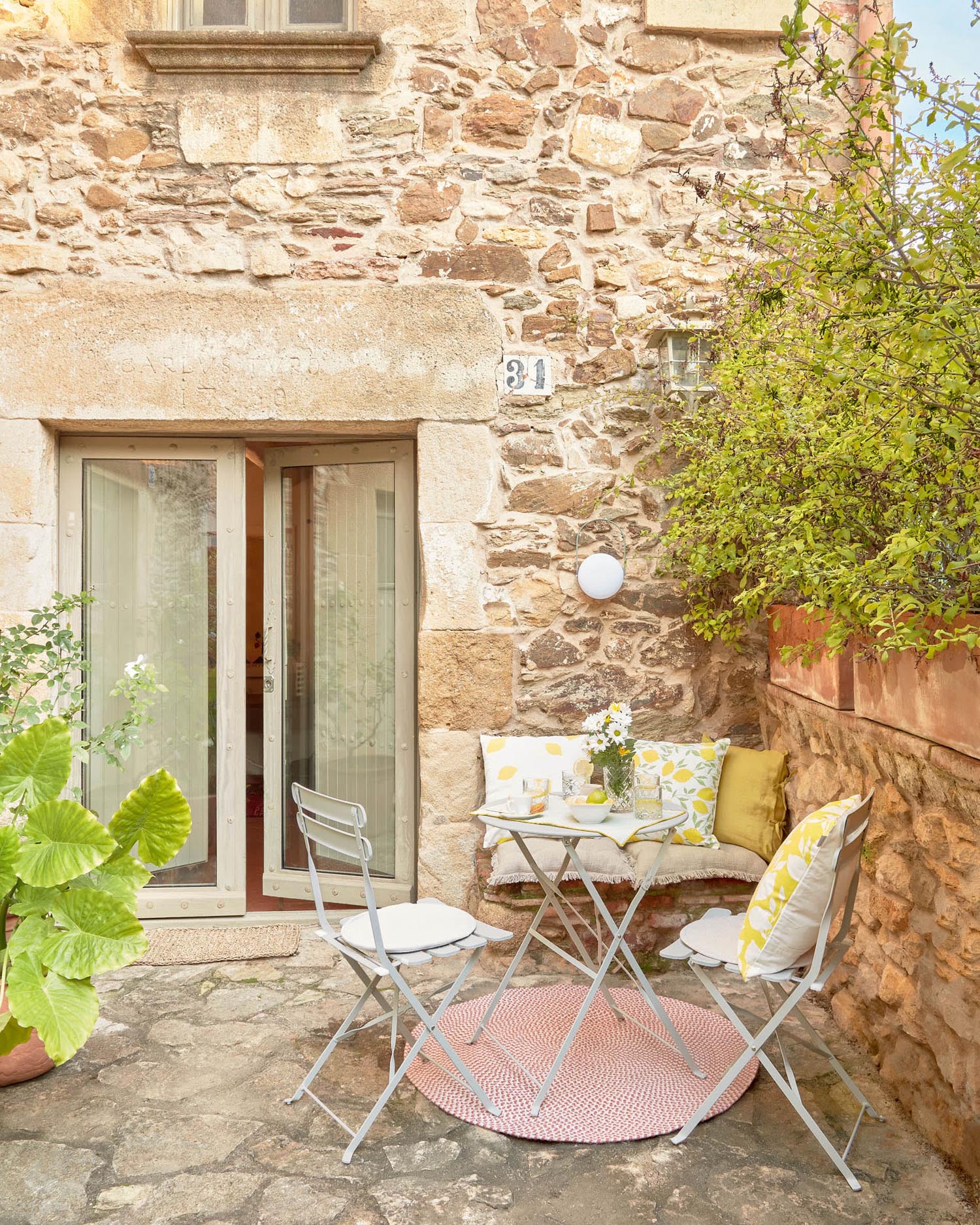 Entdecken Sie das elegante Silke Kissen in Beige von Kave Home – ein stilvolles, pflegeleichtes Accessoire für Ihr Zuhause!