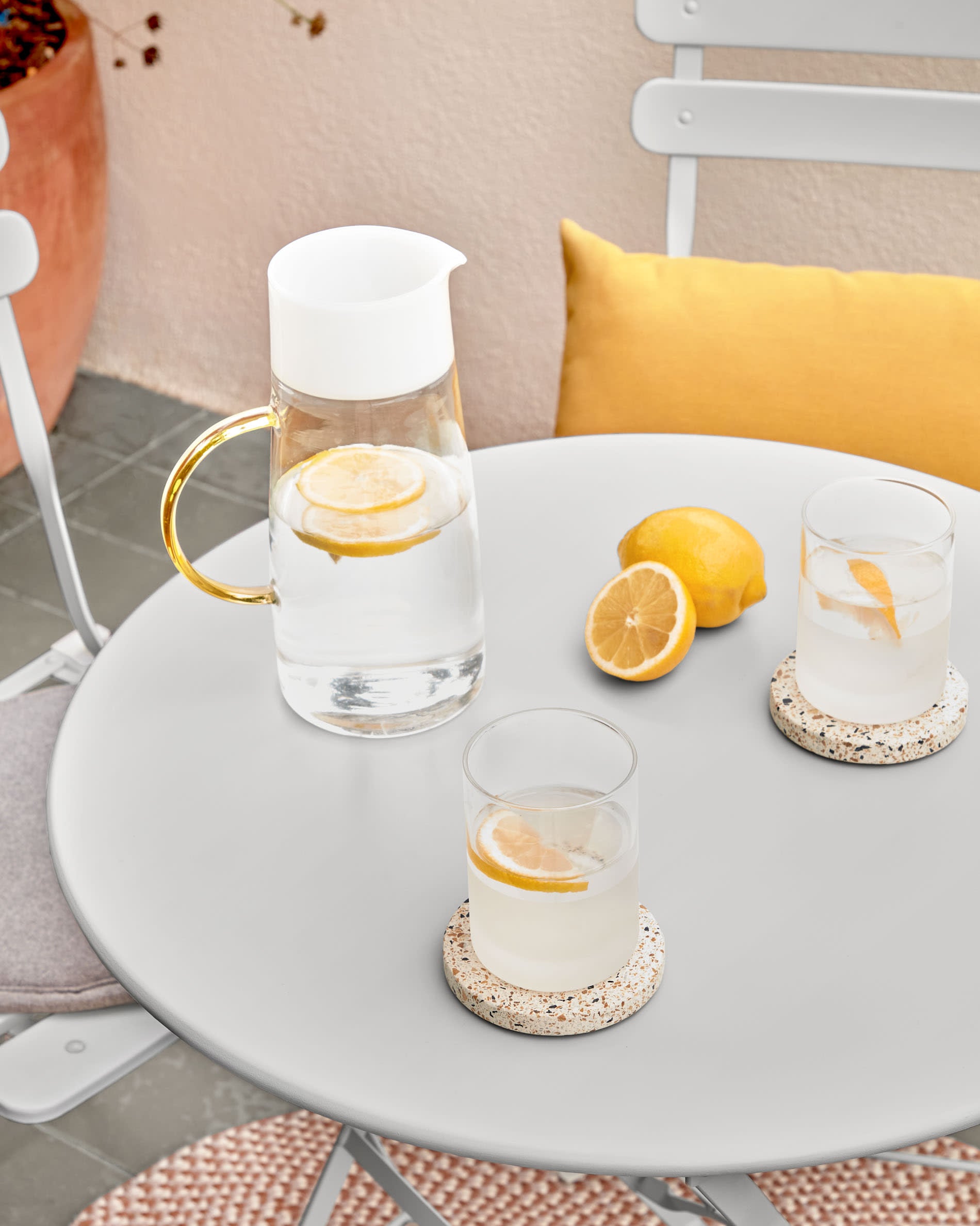 Elegantes beiges Seidenkissen von Kave Home, ideal für stilvolle Akzente und ein luxuriöses Wohnambiente.