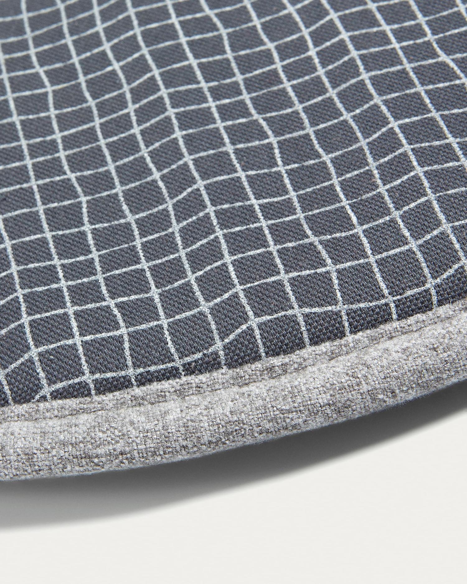 Hochwertiges hellgraues Silke Kissen von Kave Home, perfekt für stilvolle Akzente und gemütliche Wohnräume. Pflegeleicht und elegant.