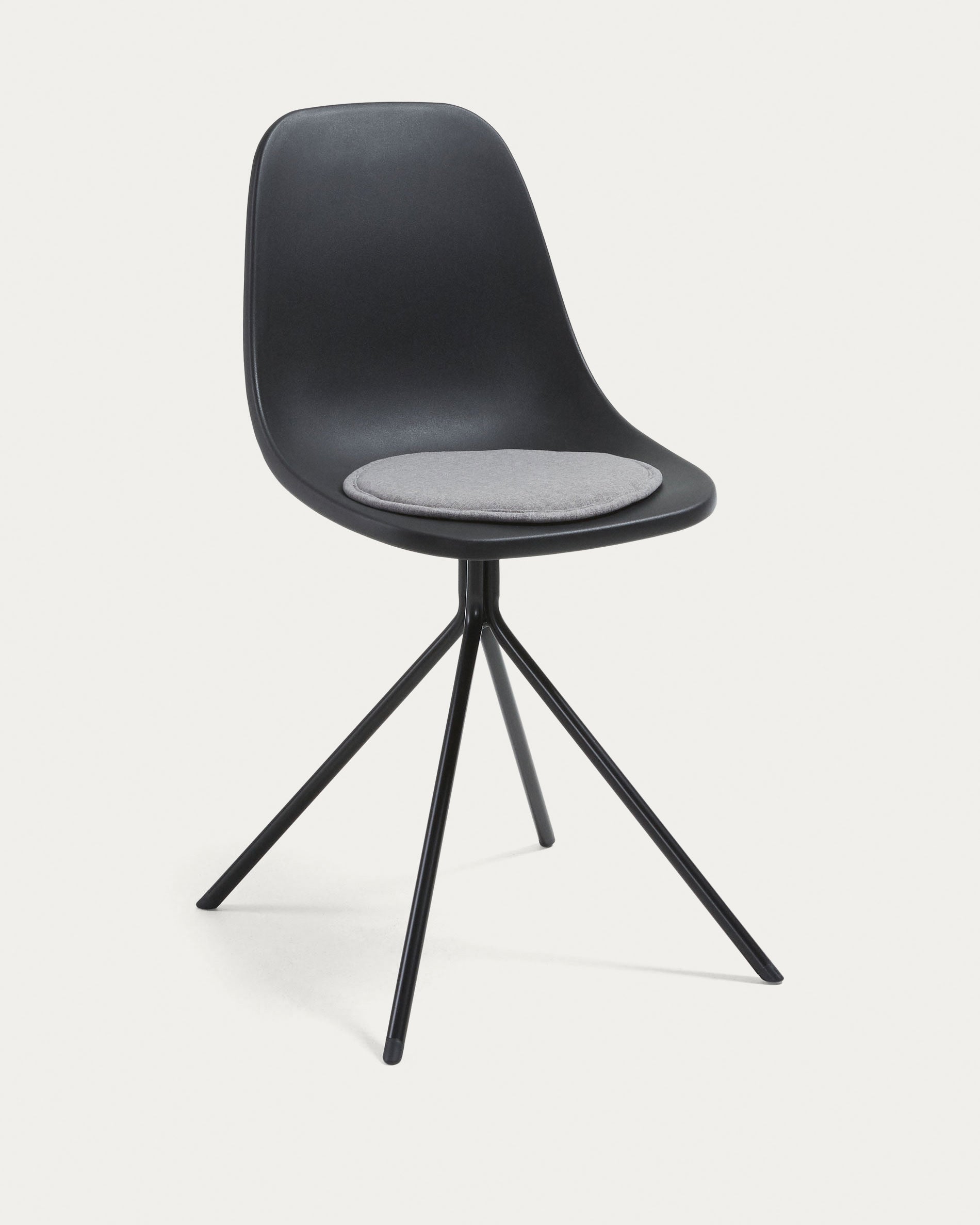 Elegantes hellgraues Silke Kissen von Kave Home, ideal für jeden Raum. Pflegeleicht, komfortabel und stilvoll – ein Must-Have für Ihr Zuhause!