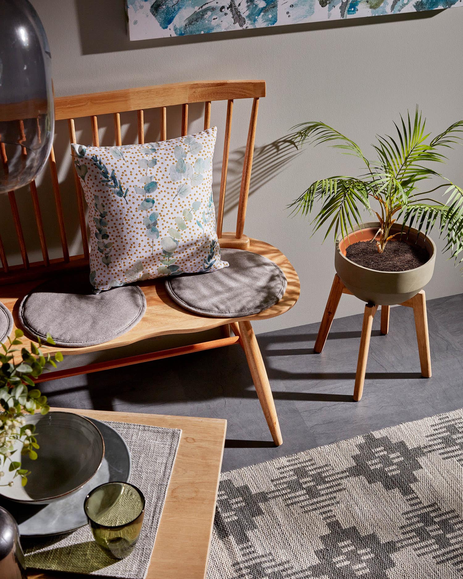 Hochwertiges Seidenkissen in Hellgrau von Kave Home, perfekt für stilvolle Dekoration und modernen Wohnkomfort.