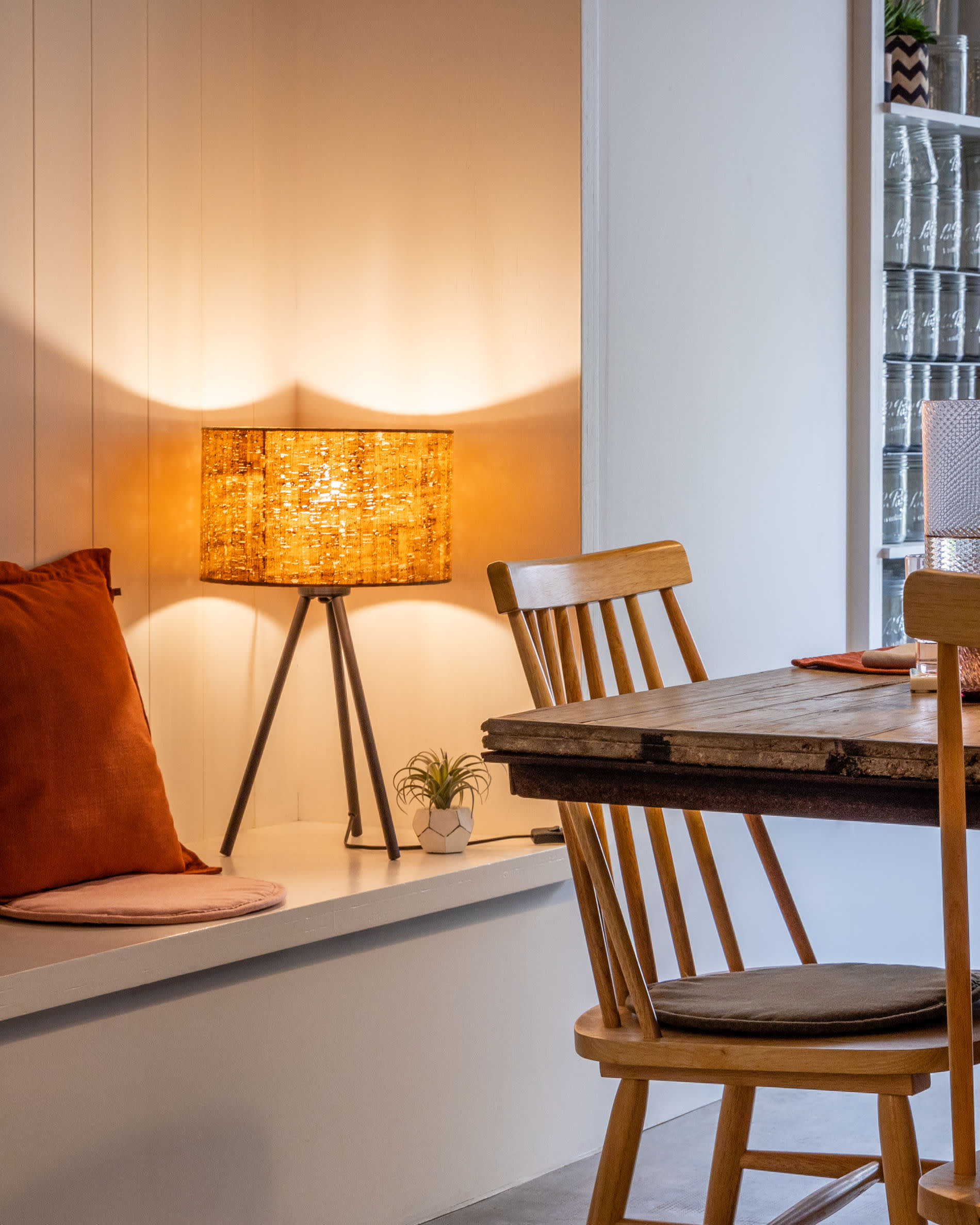 Elegantes Kissen aus Seide in Hellgrau von Kave Home, ideal für moderne Wohnräume und stilvolle Akzente.