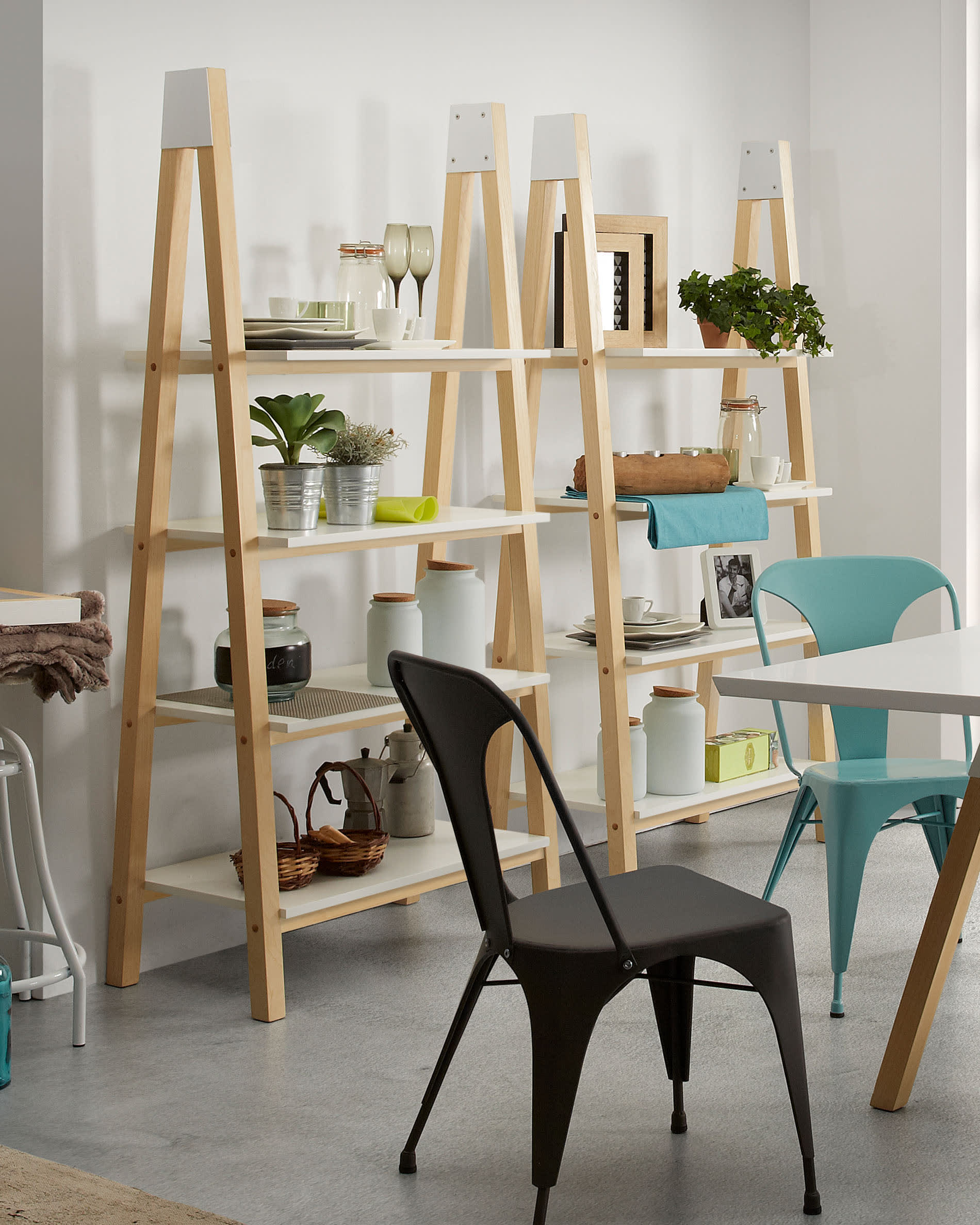 Elegantes hellblaues Silke Kissen von Kave Home, rund und rutschfest, vereint Stil und Komfort für Ihr Zuhause.