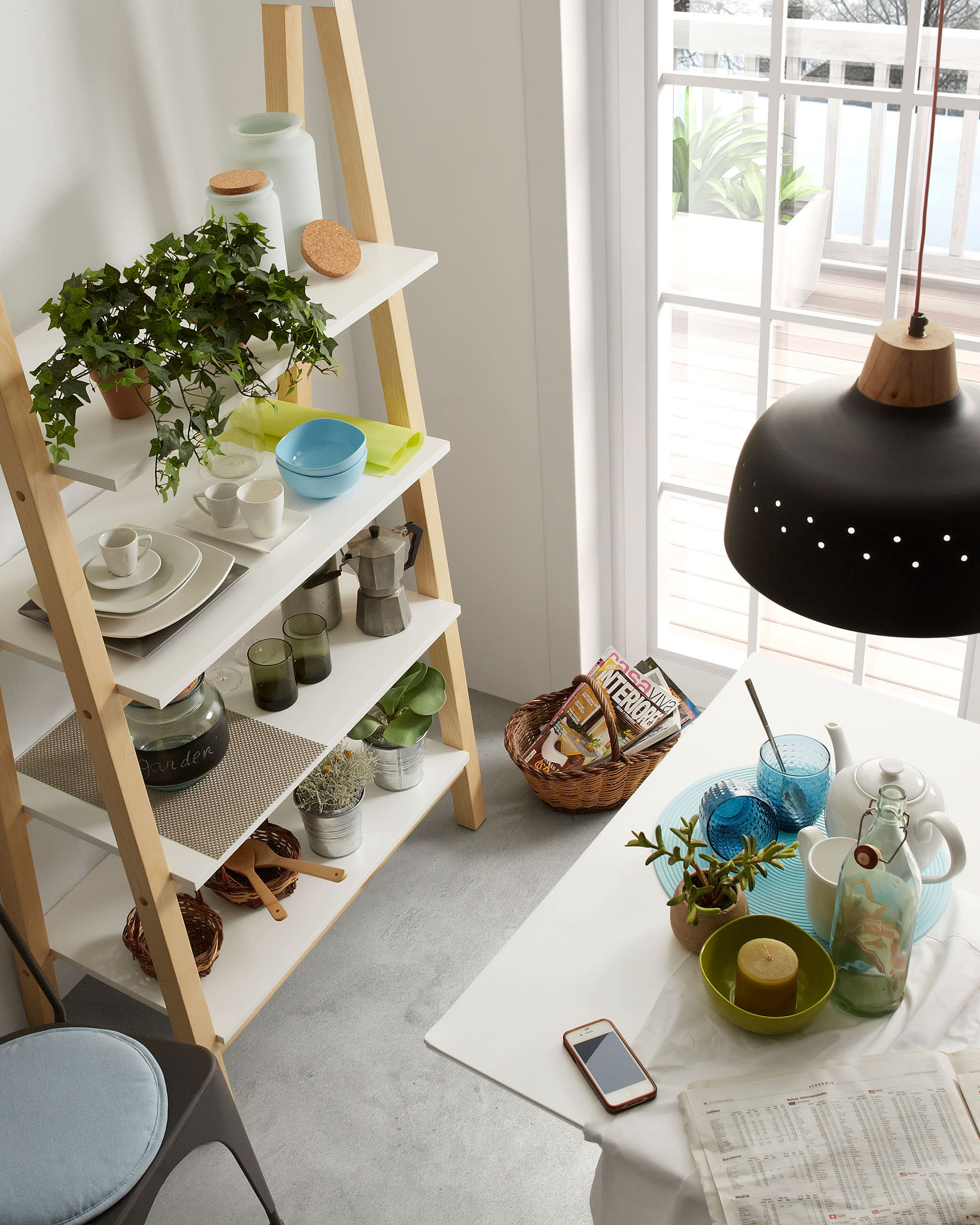 Ein elegantes hellblaues Kissen aus Seide von Kave Home, das Komfort und Stil in Ihr Zuhause bringt.