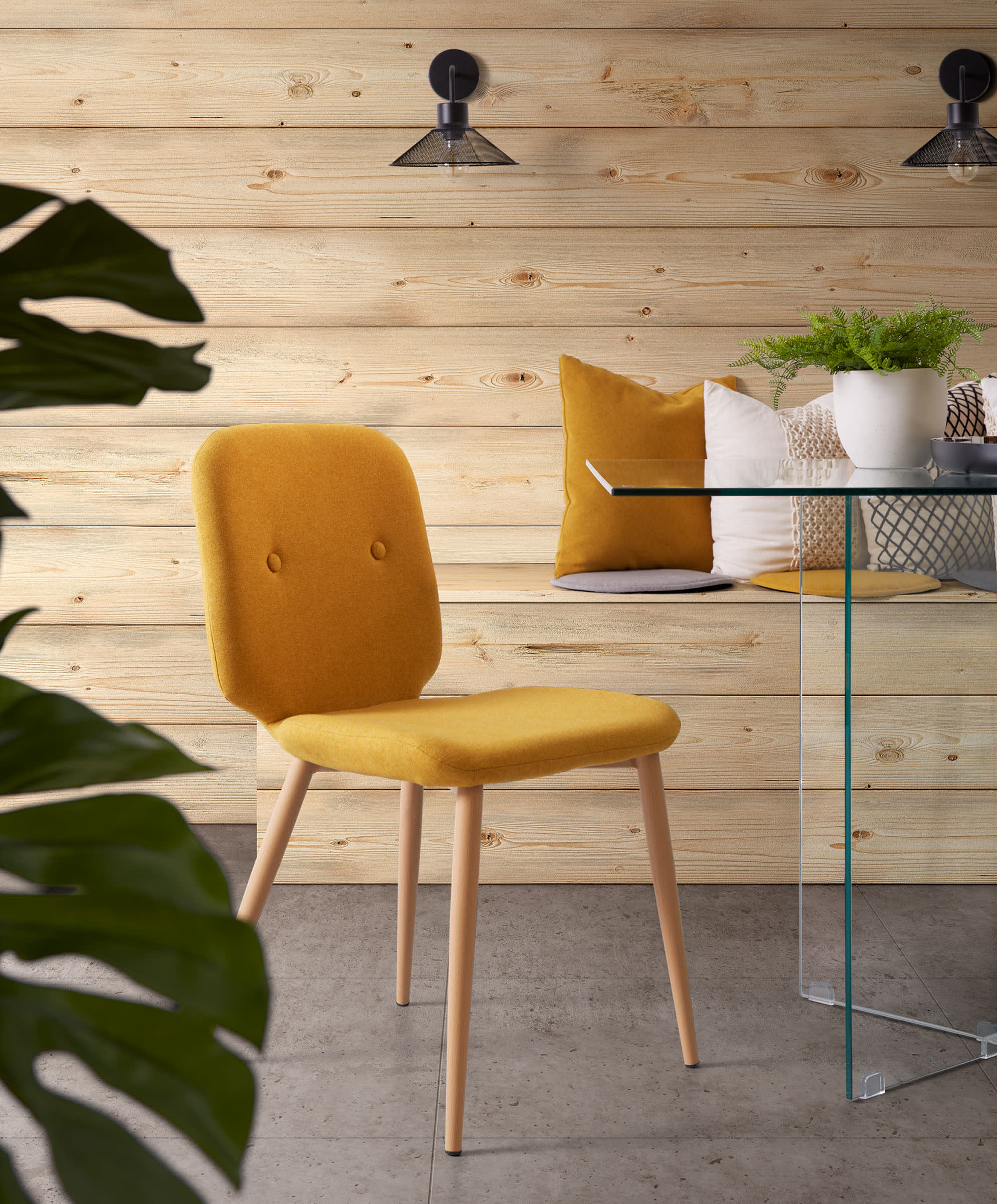 Elegantes senfgelbes Seidenkissen von Kave Home, perfekt für stilvolle und gemütliche Wohnräume.