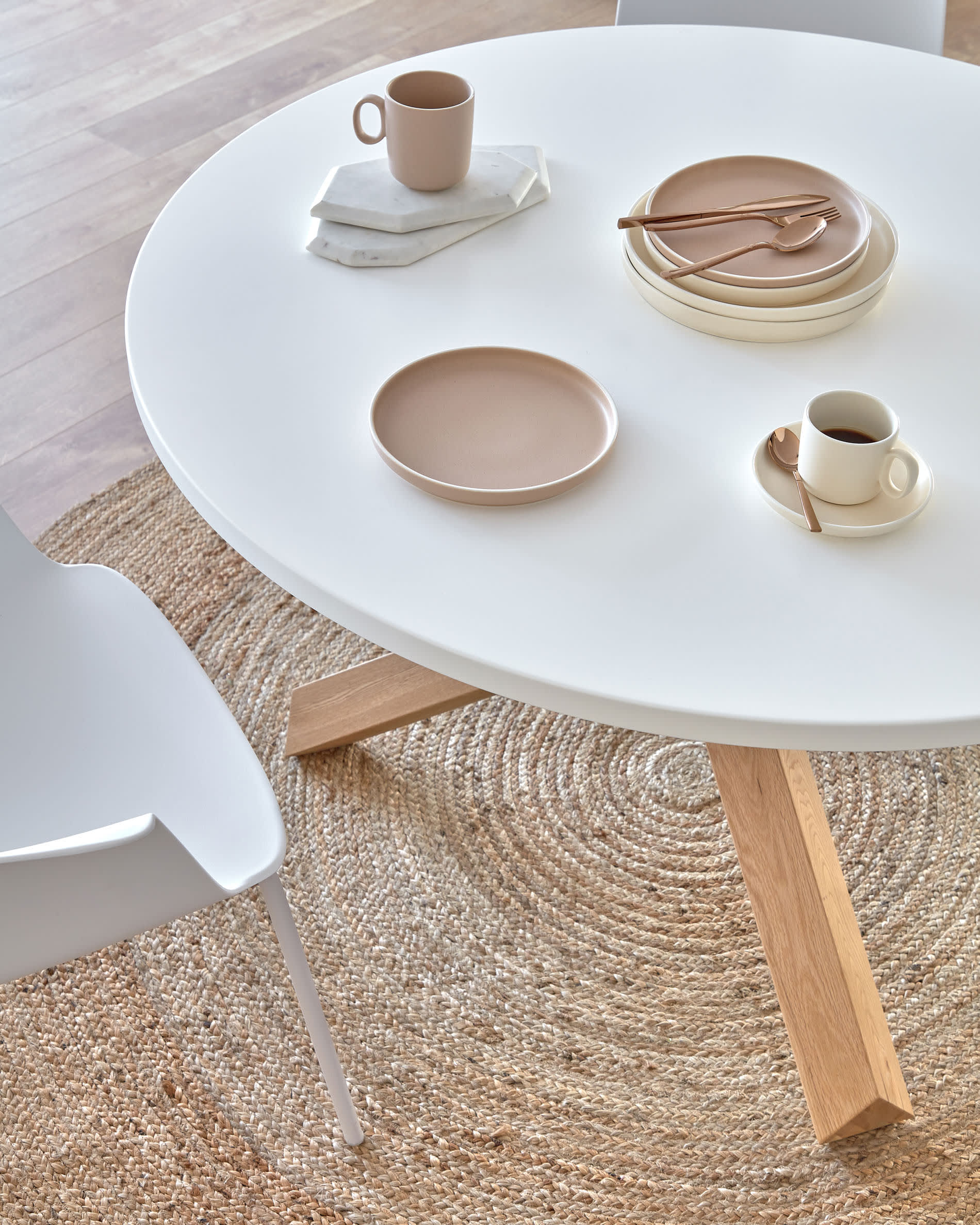 Runder Teppich aus 100% natürlicher Jute, Ø 200 cm, von Kave Home. Nachhaltig, stilvoll und ideal für jeden Wohnraum.