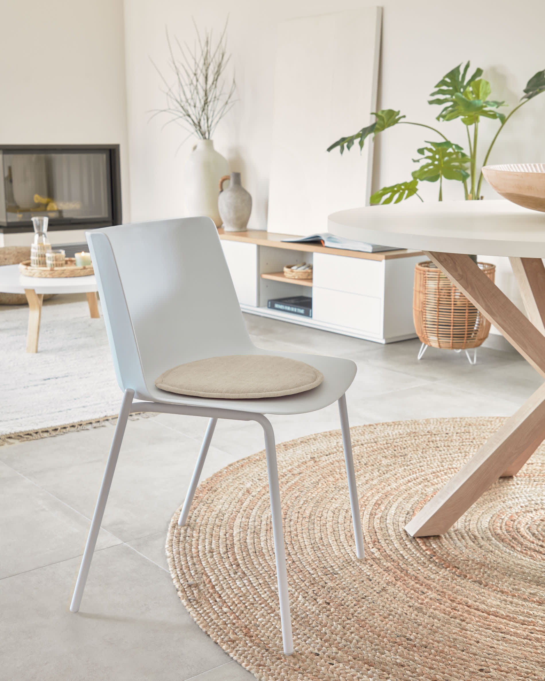 Runder Teppich aus 100% Jute, Ø 200 cm, von Kave Home. Natürlich, stilvoll und ideal für zeitgemässe Wohnräume.