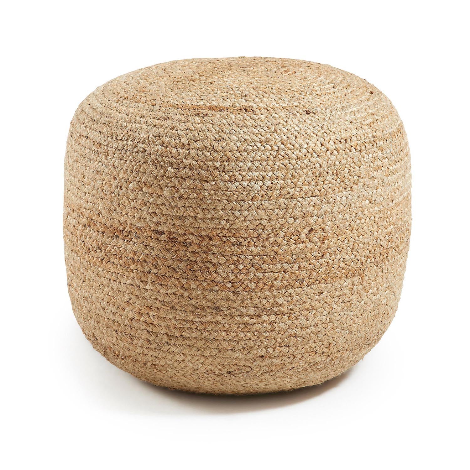 Der Doc Pouf Ø 50 cm von Kave Home: stilvoll, nachhaltig und vielseitig. Perfekt als Sitzgelegenheit oder Fussablage, aus Jute und EPS.