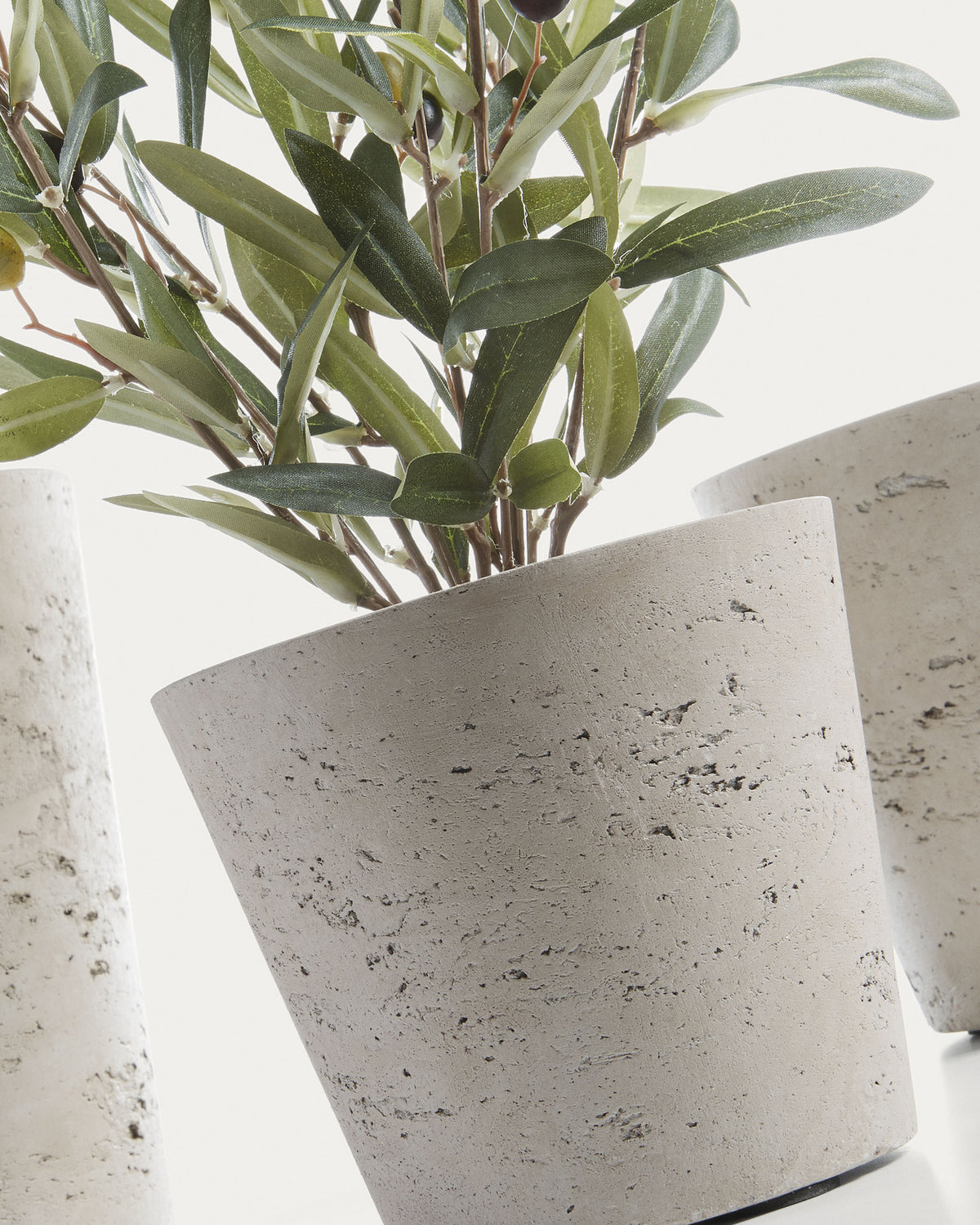 Low Töpfe, 3er-Set, grau Ø 23,5 cm / Ø 16,5 cm / Ø 14 cm in Beige präsentiert im Onlineshop von KAQTU Design AG. Pflanzentopf Outdoor ist von Kave Home