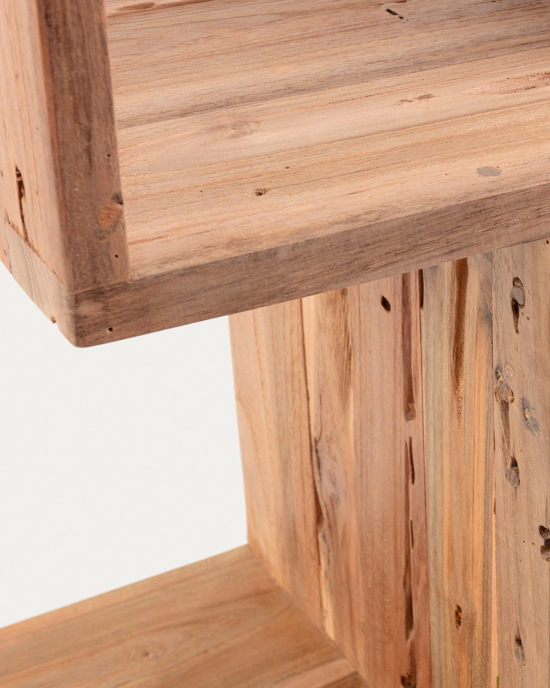 Entdecken Sie das Aroba Regal aus massivem, recyceltem Teakholz (55 x 132 cm) – ein stilvolles, nachhaltiges Möbelstück für jedes Zuhause.