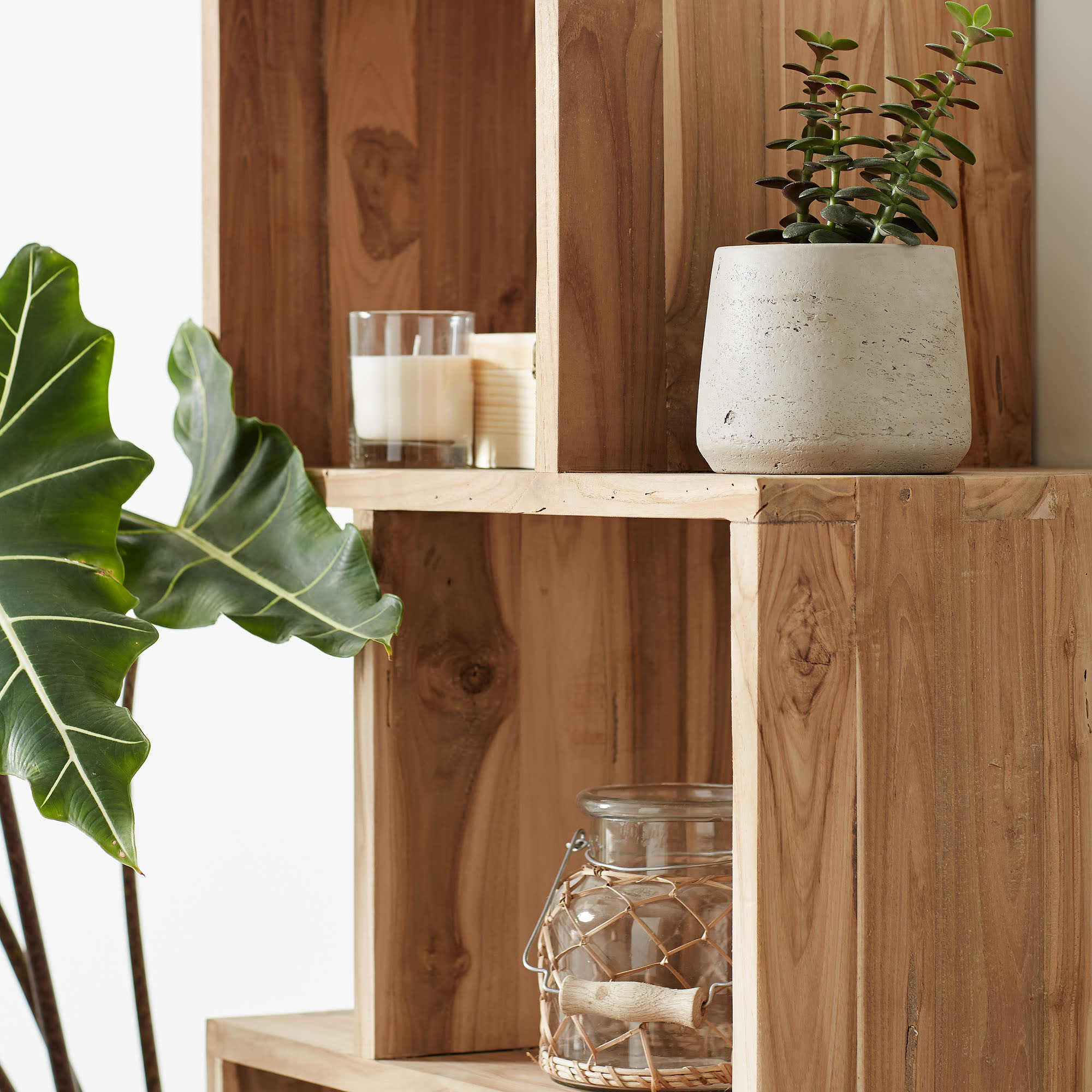 Das Aroba Regal aus recyceltem Teakholz bietet nachhaltigen Stauraum mit Stil, Masse: 55 x 132 cm, von Kave Home.