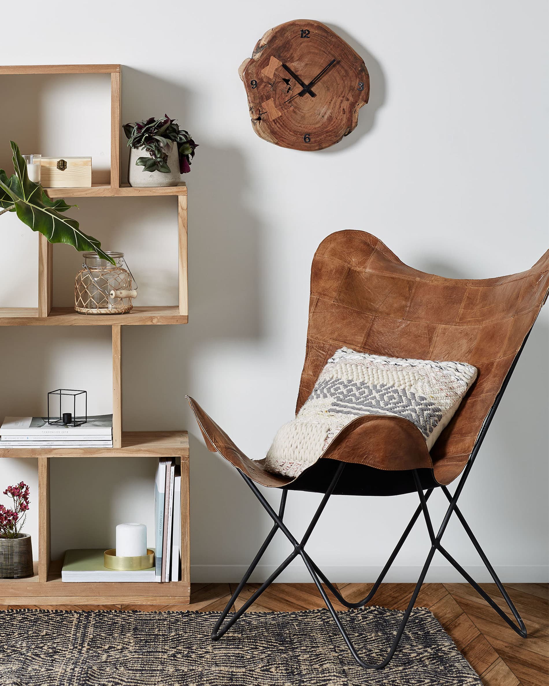 Das Aroba Regal aus recyceltem Teakholz (55x132 cm) bietet nachhaltige Eleganz und praktische Aufbewahrungslösungen.