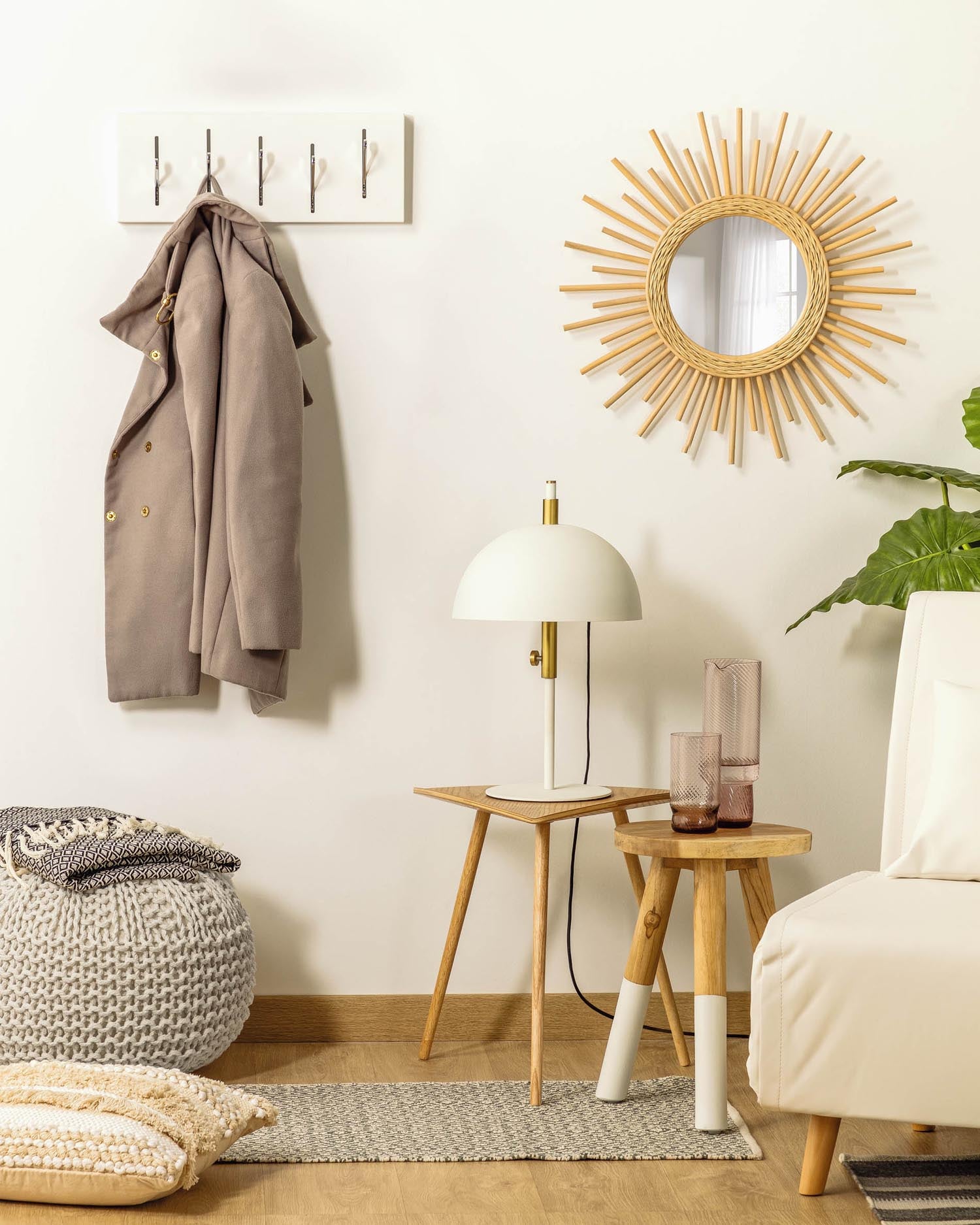 Stilvolle Andrey Garderobe von Kave Home: Hochwertiges Massivholz, moderne Zinklegierung, klappbare Bügel – perfekt für jeden Flur.