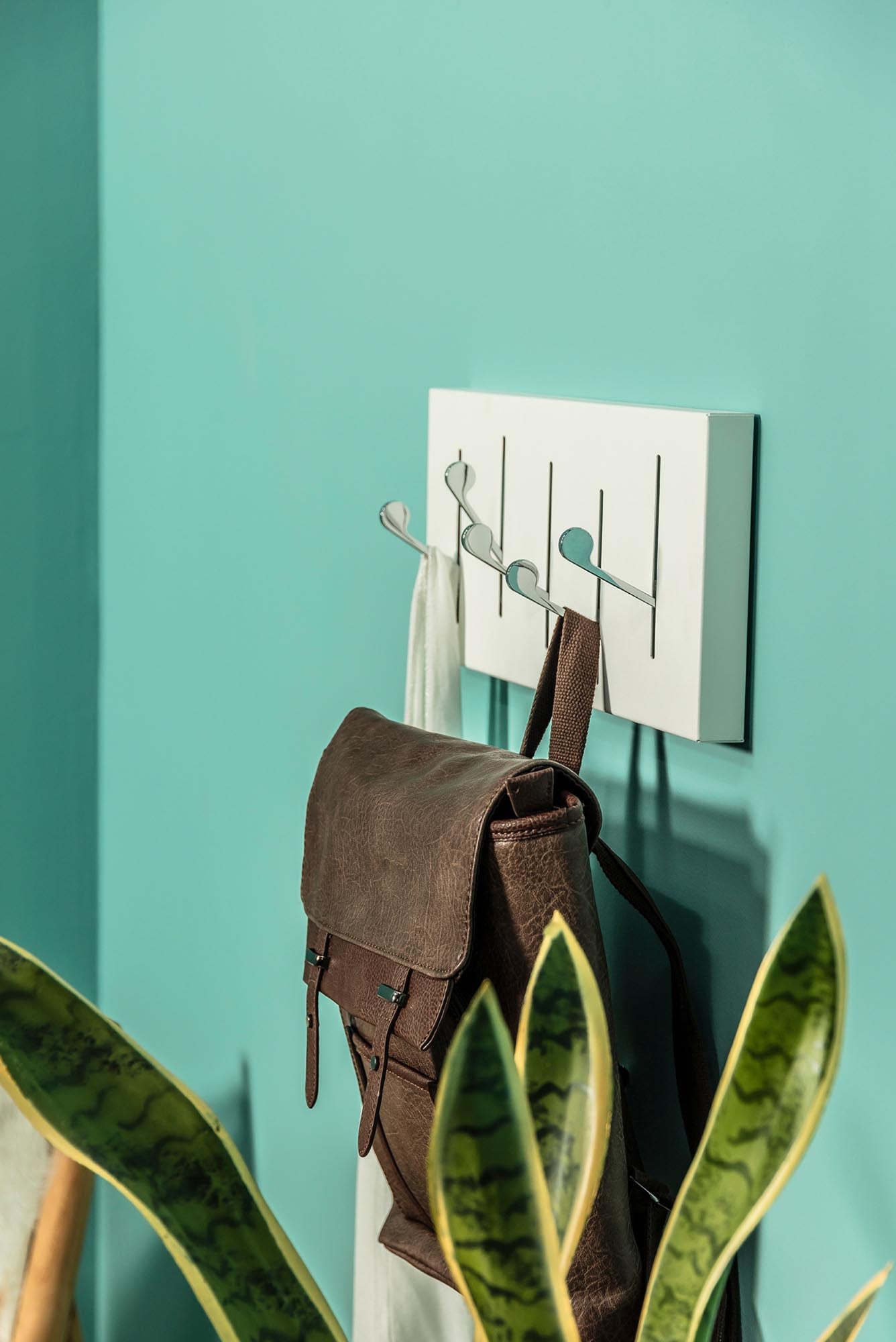 Die Andrey Garderobe von Kave Home kombiniert modernes Design mit Funktionalität und bietet stilvolle Aufbewahrungslösungen.