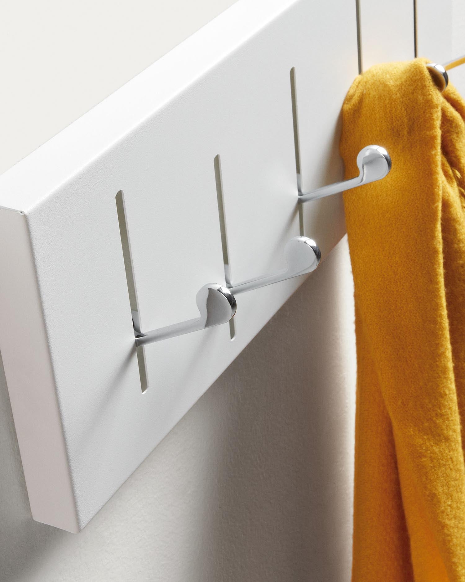 Die Andrey Garderobe von Kave Home vereint elegantes Design mit praktischen Funktionen und schafft Ordnung in jedem Raum.