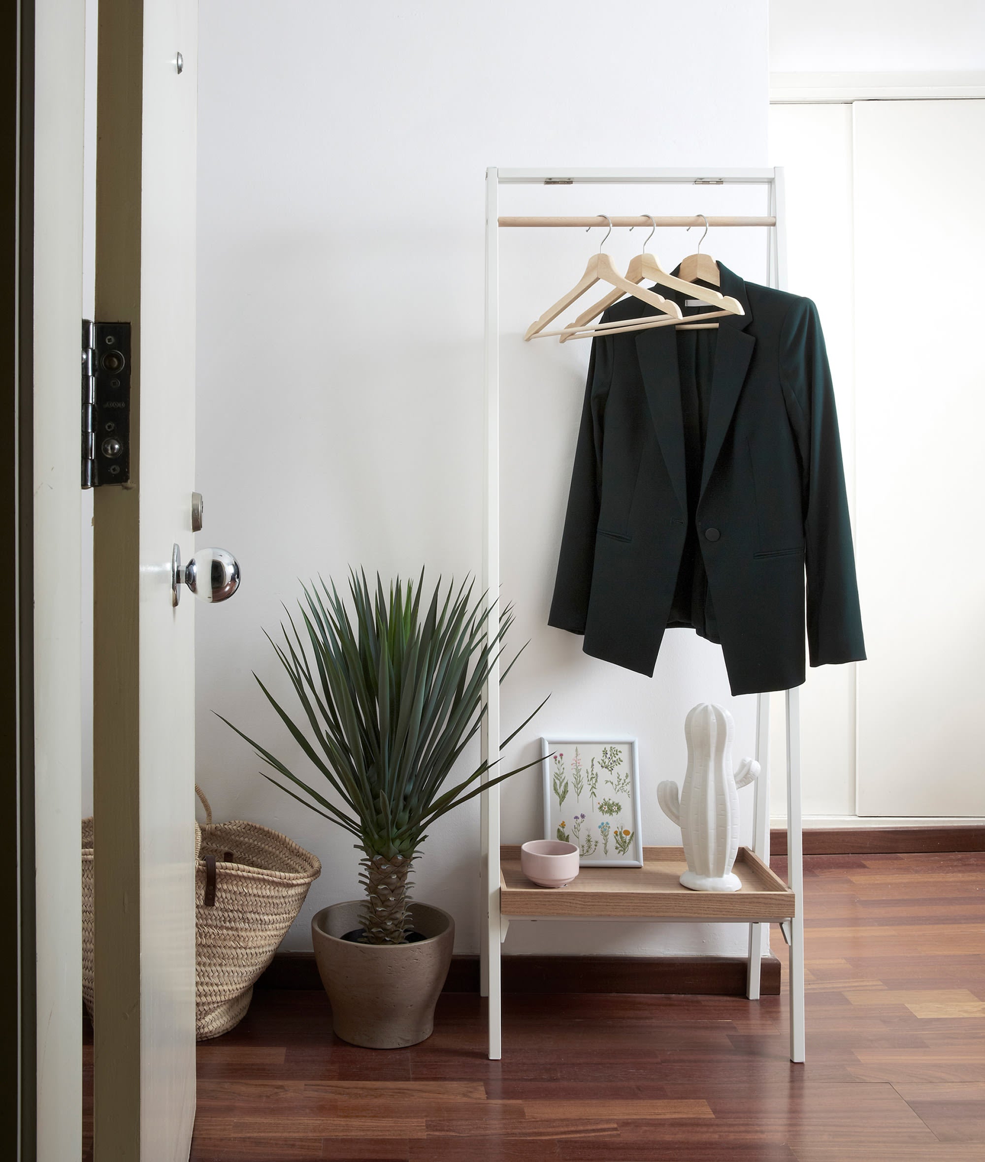 Die Benny Garderobe von Kave Home kombiniert modernes Design und Funktionalität auf 55 x 160 cm für eine elegante Aufbewahrungslösung.