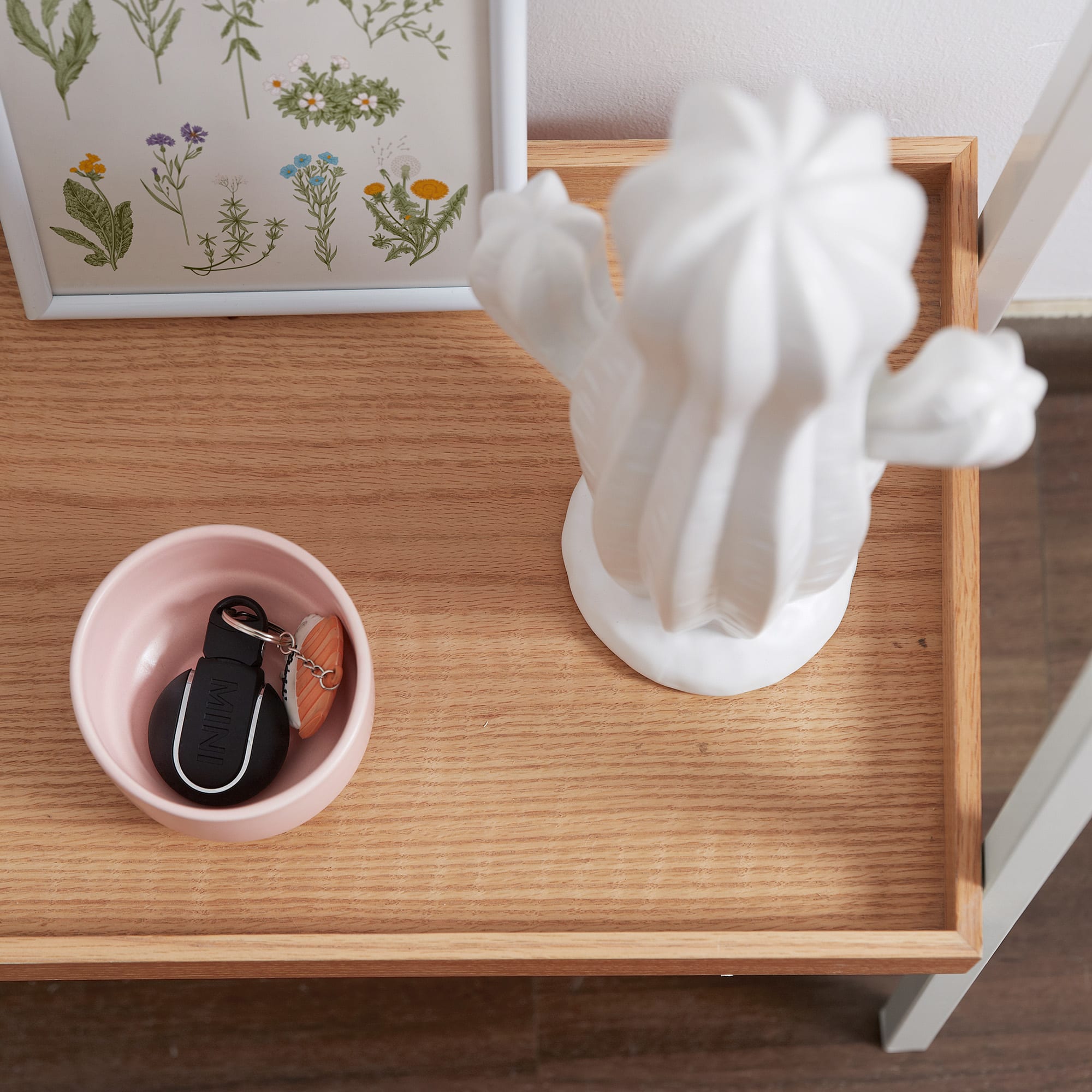 Die Benny Garderobe von Kave Home bietet auf 55 x 160 cm modernes Design und praktische Funktionalität für stilvolle Organisation.