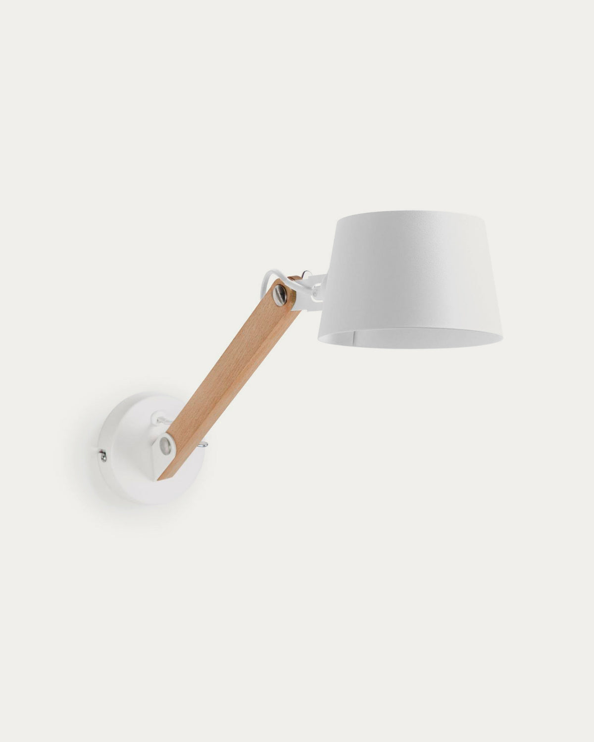 Wandleuchte Muse aus Buchenholz und Stahl mit weissem Finish in Weiss, Braun präsentiert im Onlineshop von KAQTU Design AG. Wandleuchte ist von Kave Home
