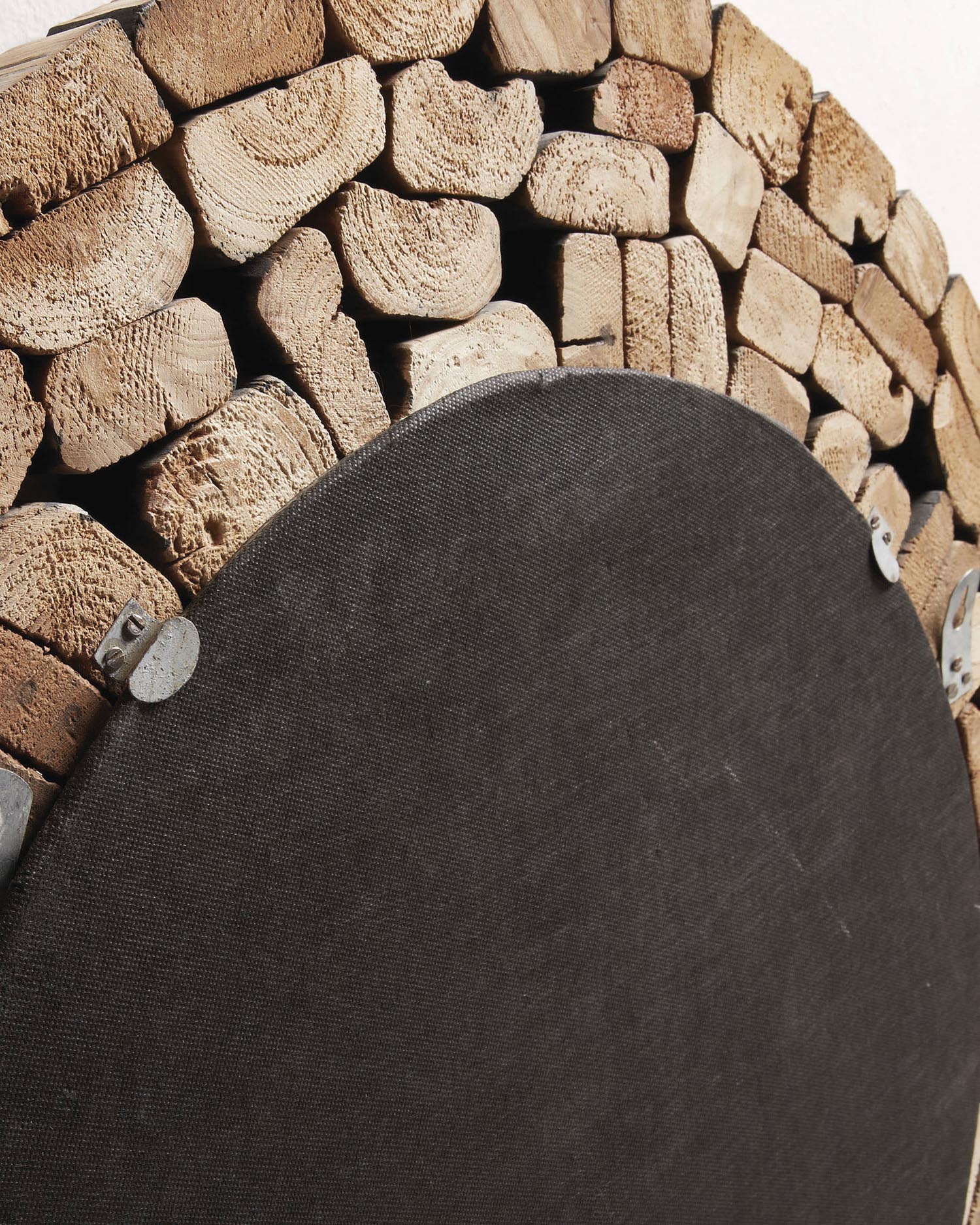 Der Eliptic Spiegel von Kave Home besticht durch seine elliptische Form und handgefertigten Teakholzrahmen, ideal für jeden Einrichtungsstil.