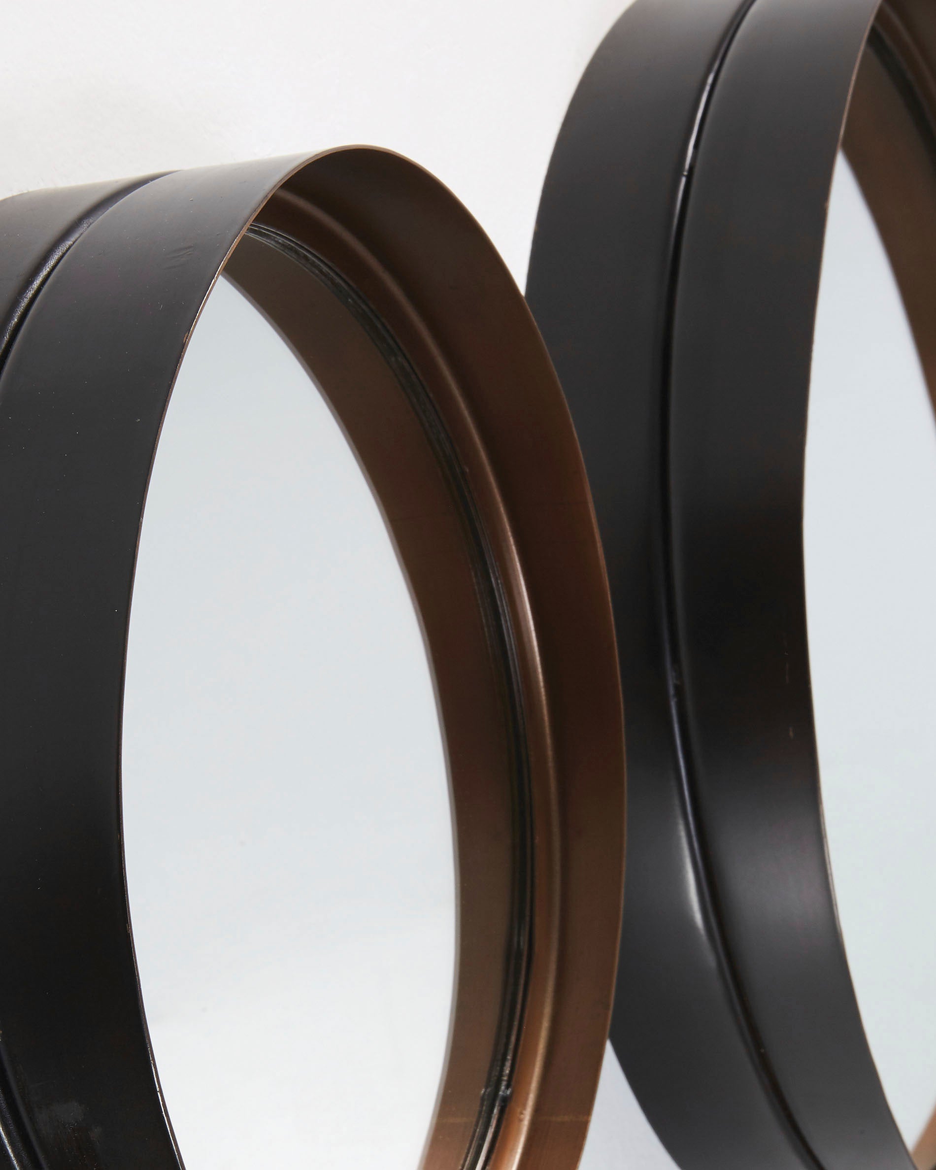 Entdecken Sie das Ralphe 3er-Set Spiegel von Kave Home – eine stilvolle Wanddekoration aus hochwertigem Glas, ideal für jedes moderne Zuhause.